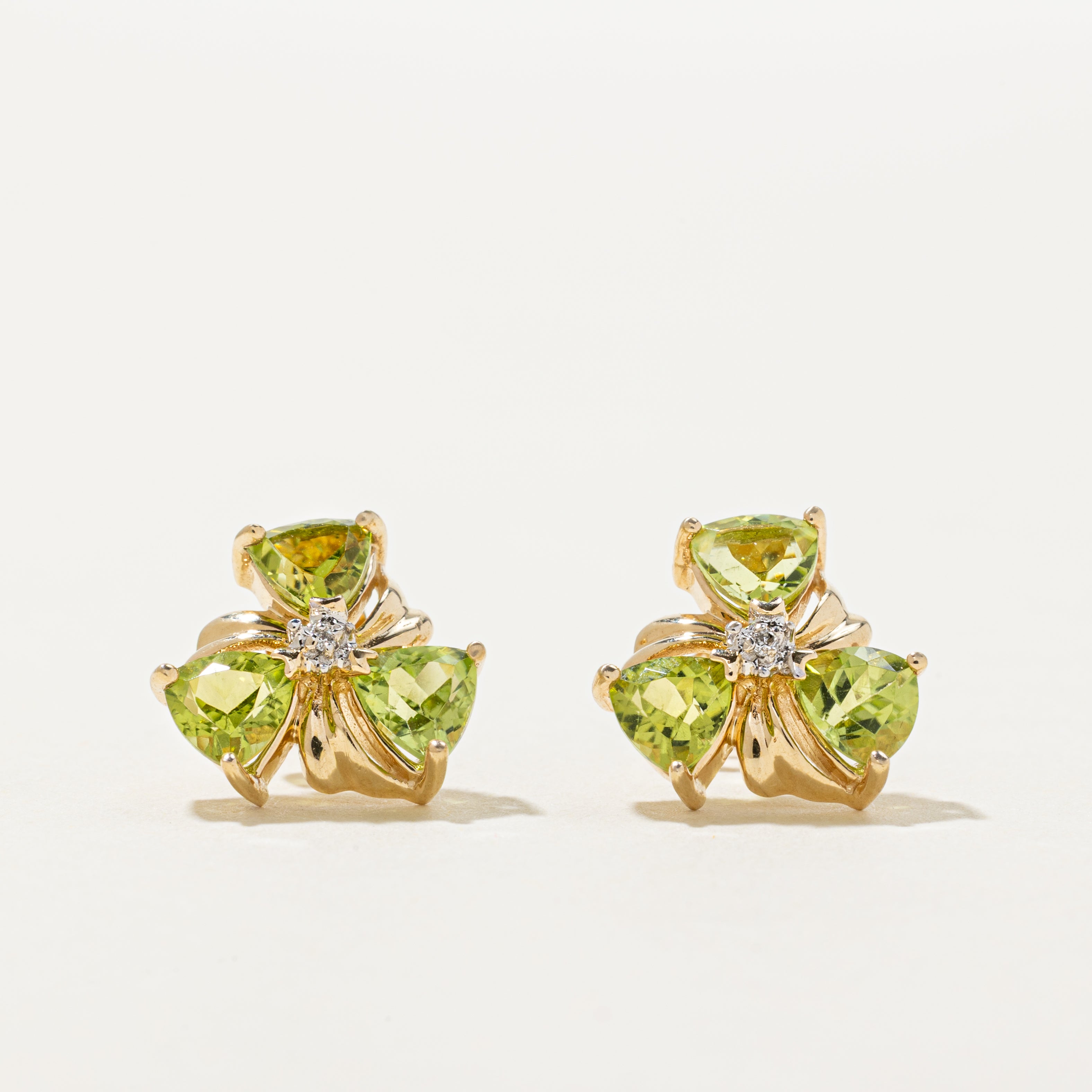 Boucles d'oreilles puces en forme de trèfle, serties de péridot taille trillion et de diamants | 1,20 ct au total, 0,01 ct au total