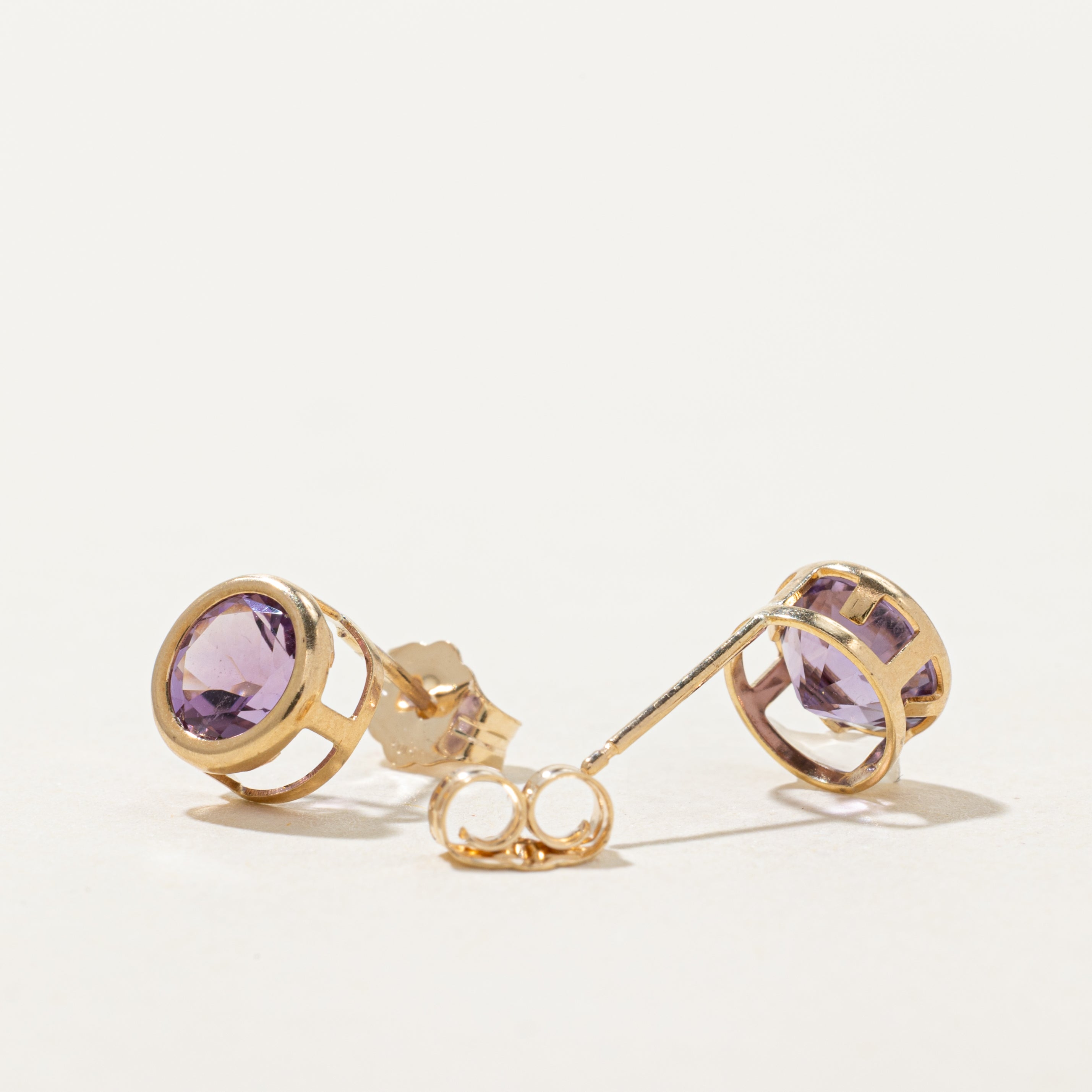 Boucles d'oreilles puces en améthyste sertie clos | 1,50 ct au total