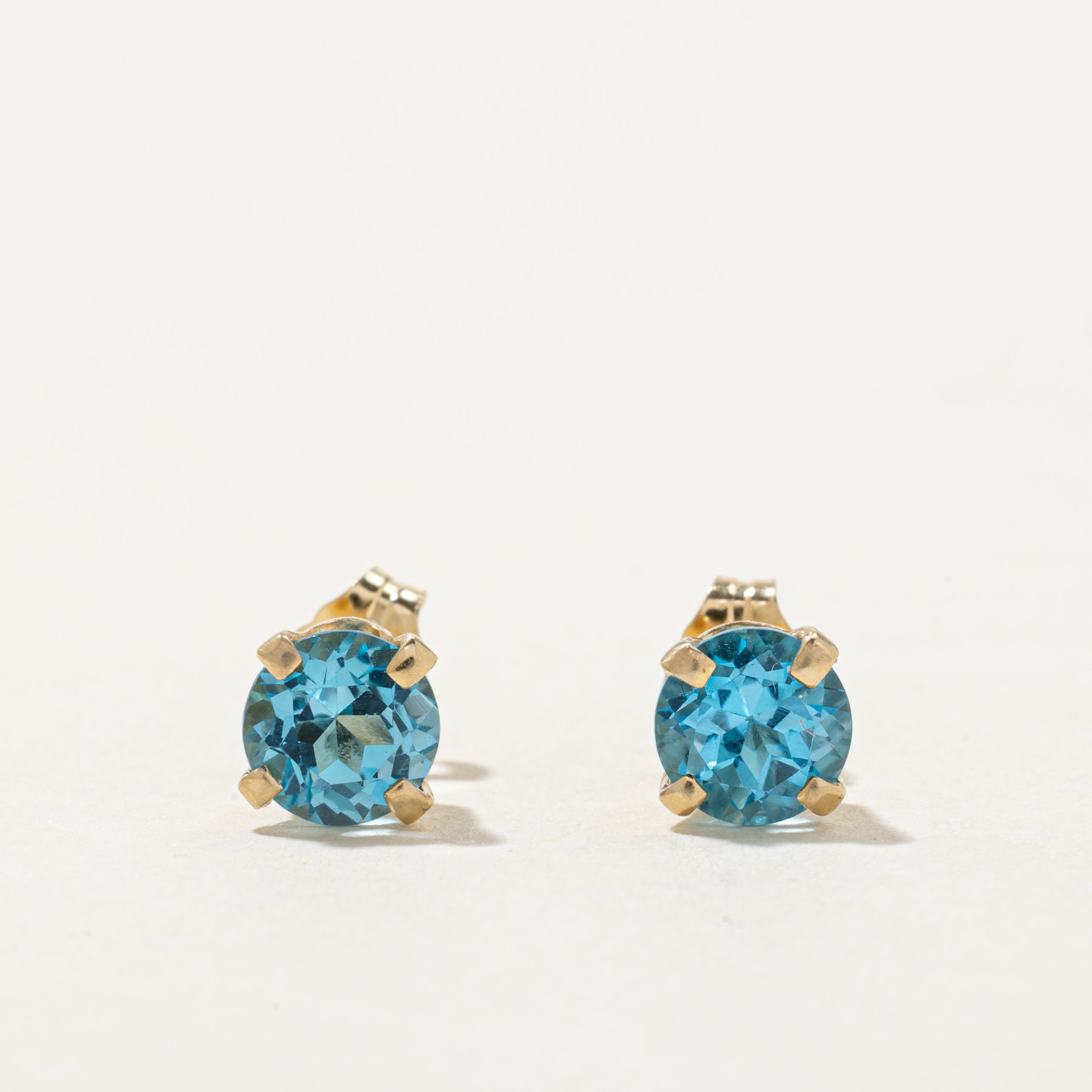 Boucles d'oreilles puces en topaze bleue serties dans un panier | 1,80 ct
