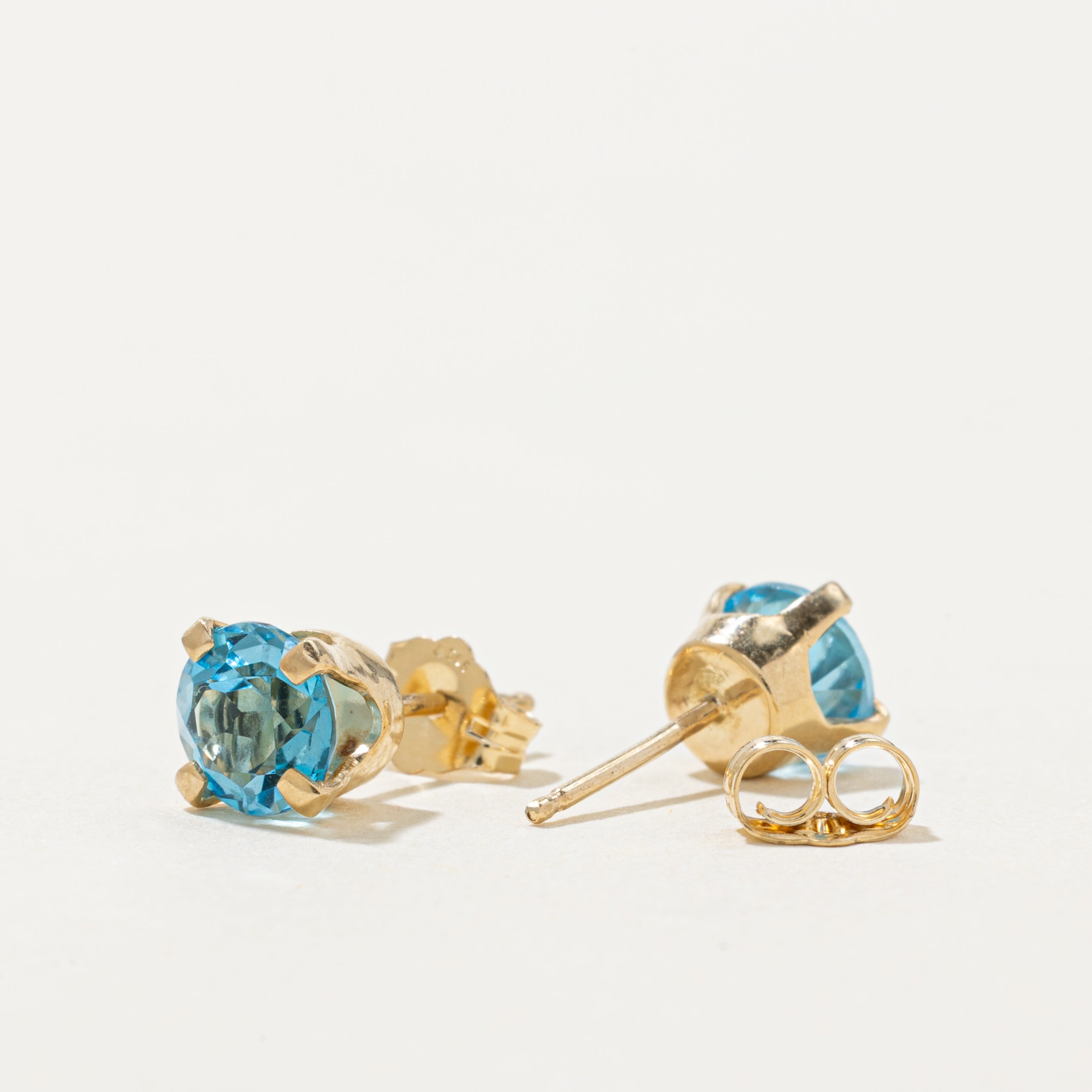 Boucles d'oreilles puces en topaze bleue serties dans un panier | 1,80 ct