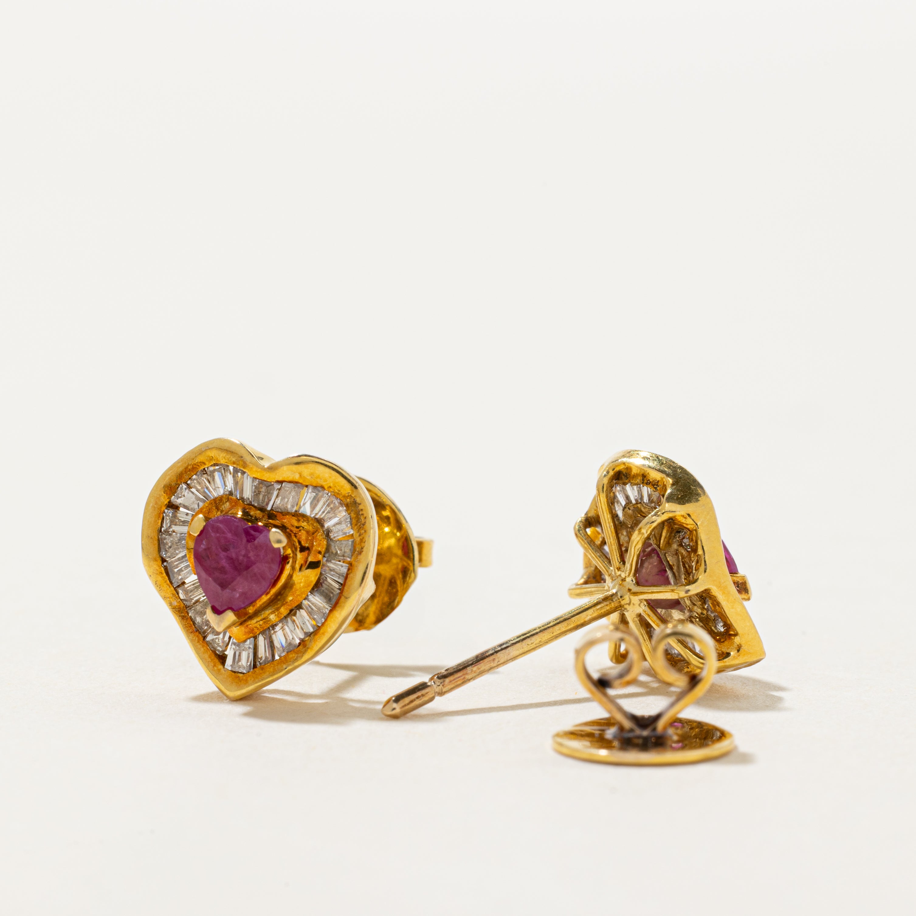 Boucles d'oreilles puces en forme de cœur serties de rubis et de diamants | 0,50 ct x 0,50 ct