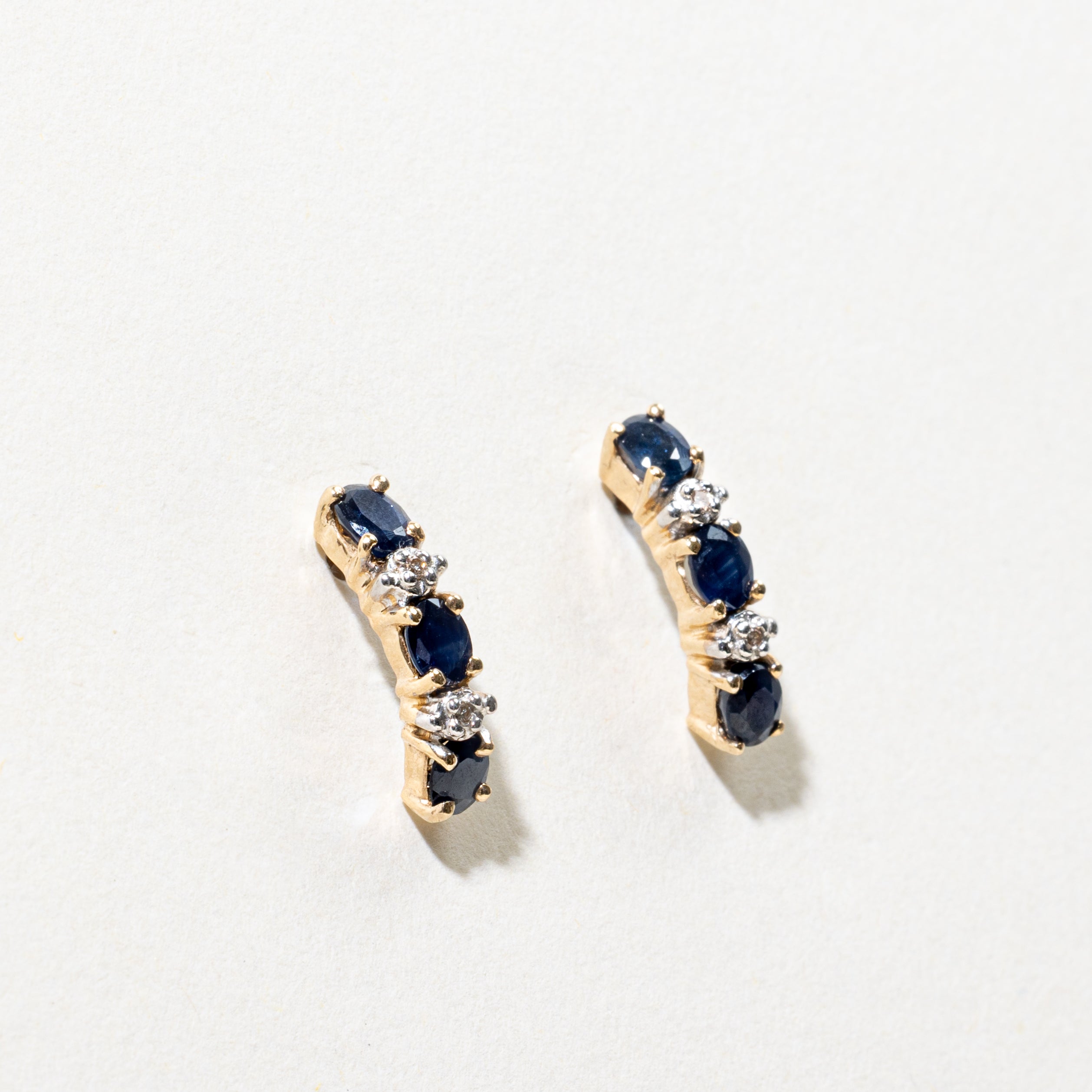 Boucles d'oreilles pendantes incurvées en saphir et diamants | 1,32 ct au total, 0,02 ct au total