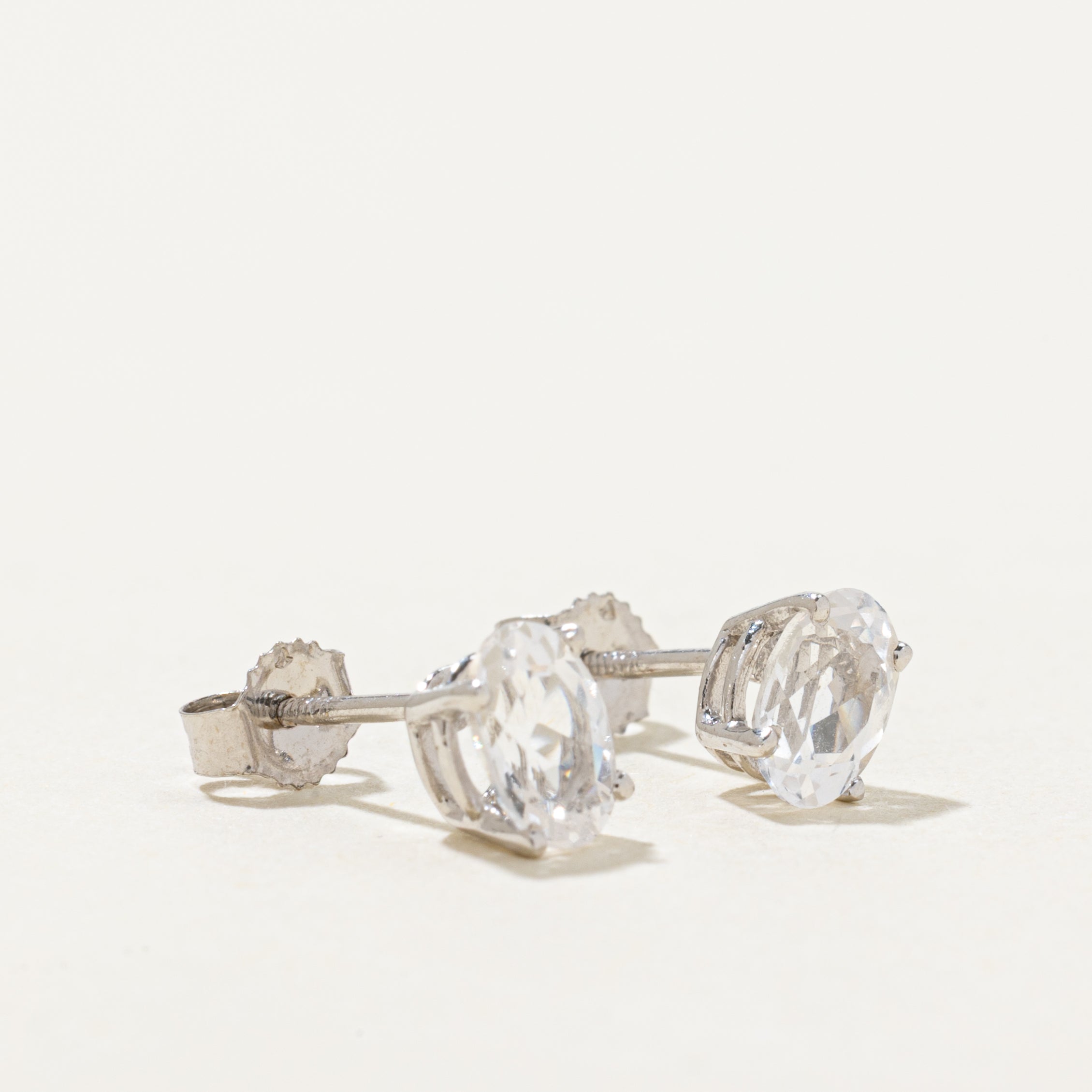 Boucles d'oreilles puces serties de saphirs synthétiques incolores | 1,10 ct