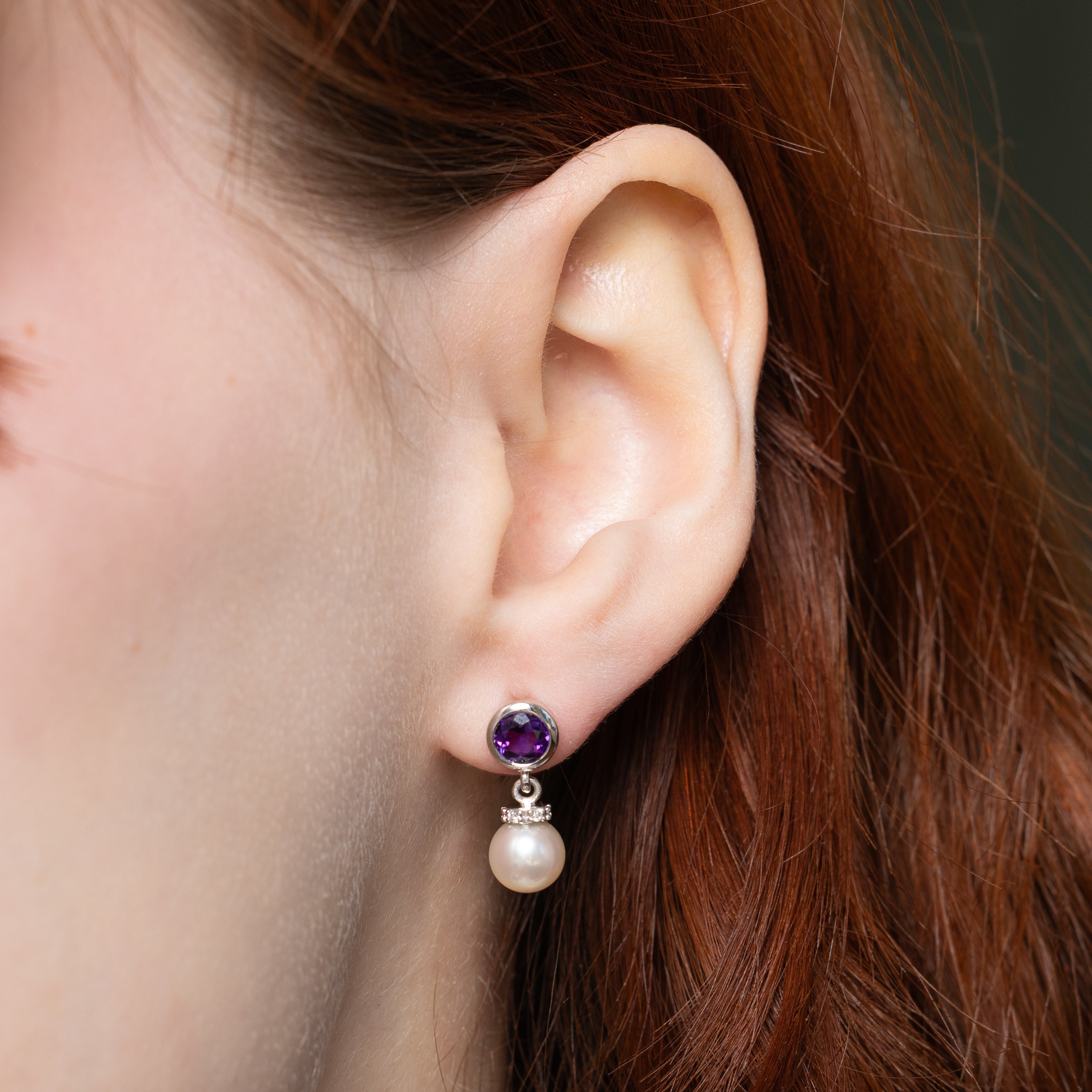 Boucles d'oreilles pendantes serties clos d'améthystes, de perles et de diamants | 0,80 ct, 0,06 ct