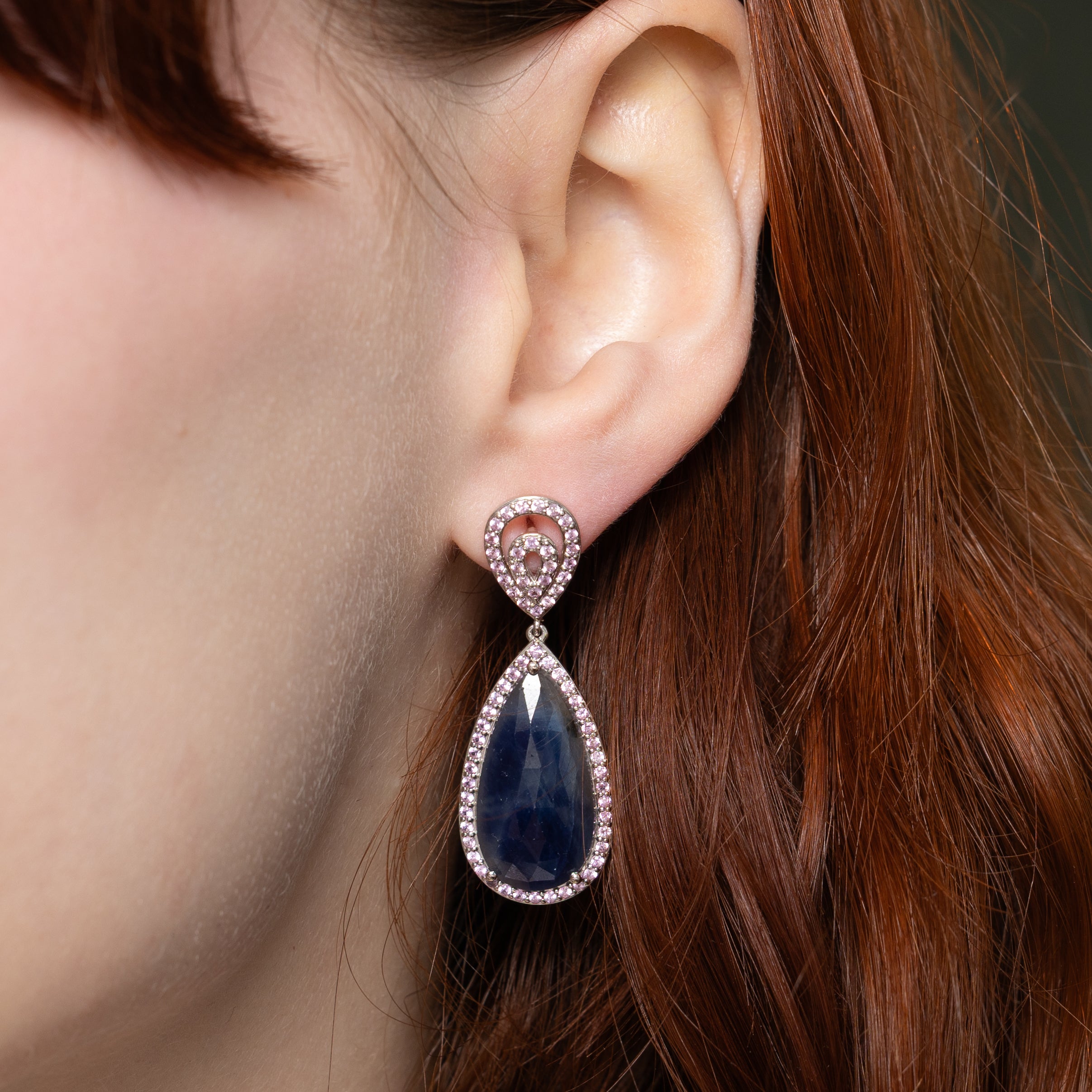 Boucles d'oreilles en forme de larme, serties de saphirs synthétiques et traités, taille rose | 31,50 ct