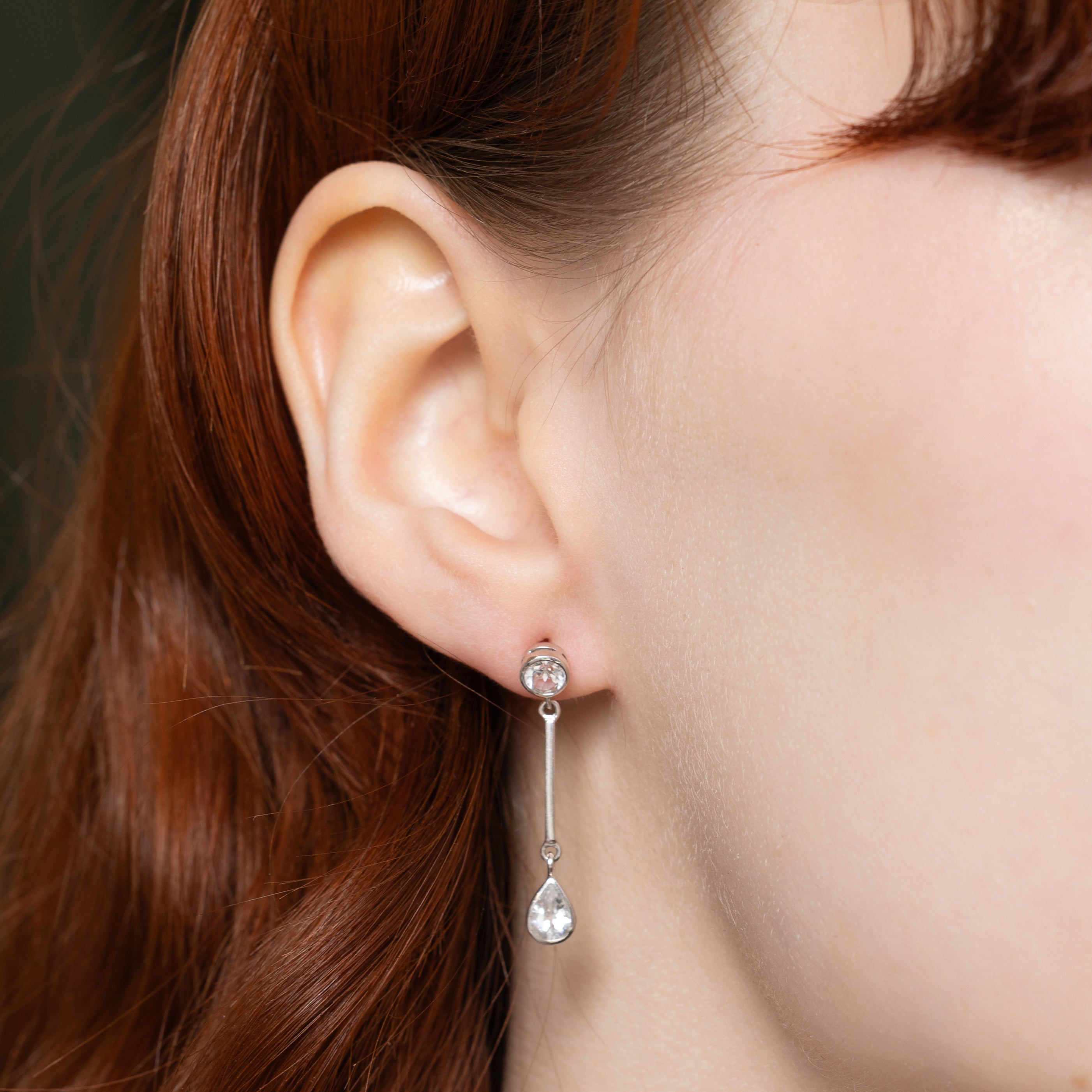 ***PRIX Boucles d'oreilles pendantes en topaze incolore sertie clos, or 18 carats | 1,50 ct