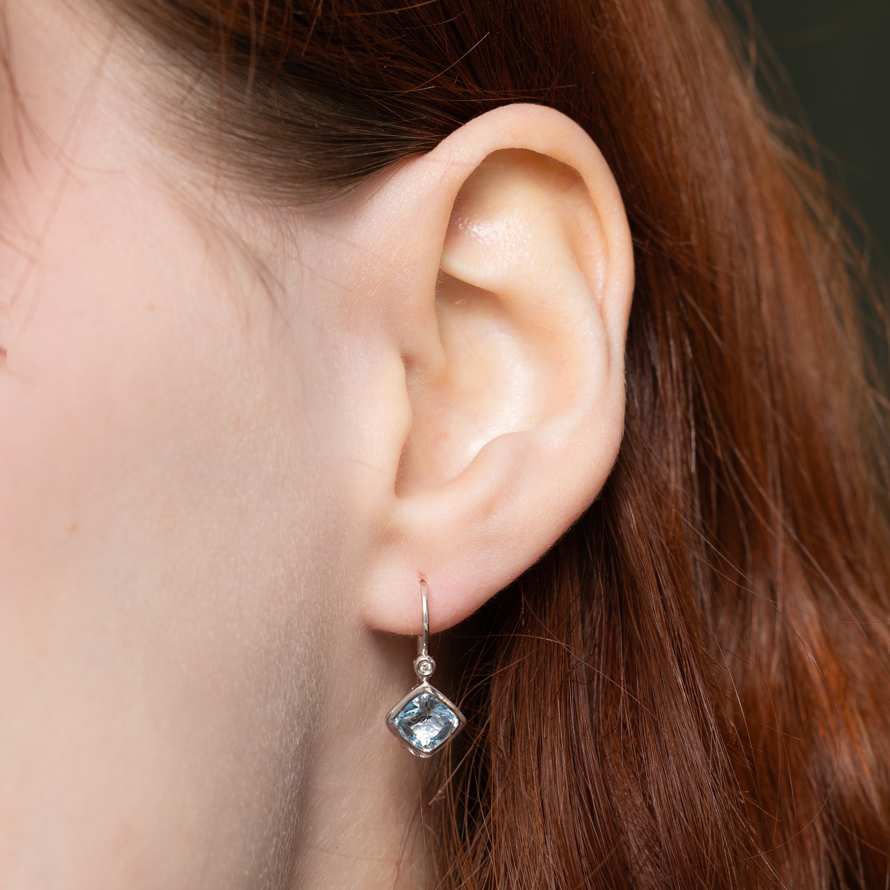 Boucles d'oreilles en topaze bleue taille coussin et diamants | 2,00 ct, 0,02 ct