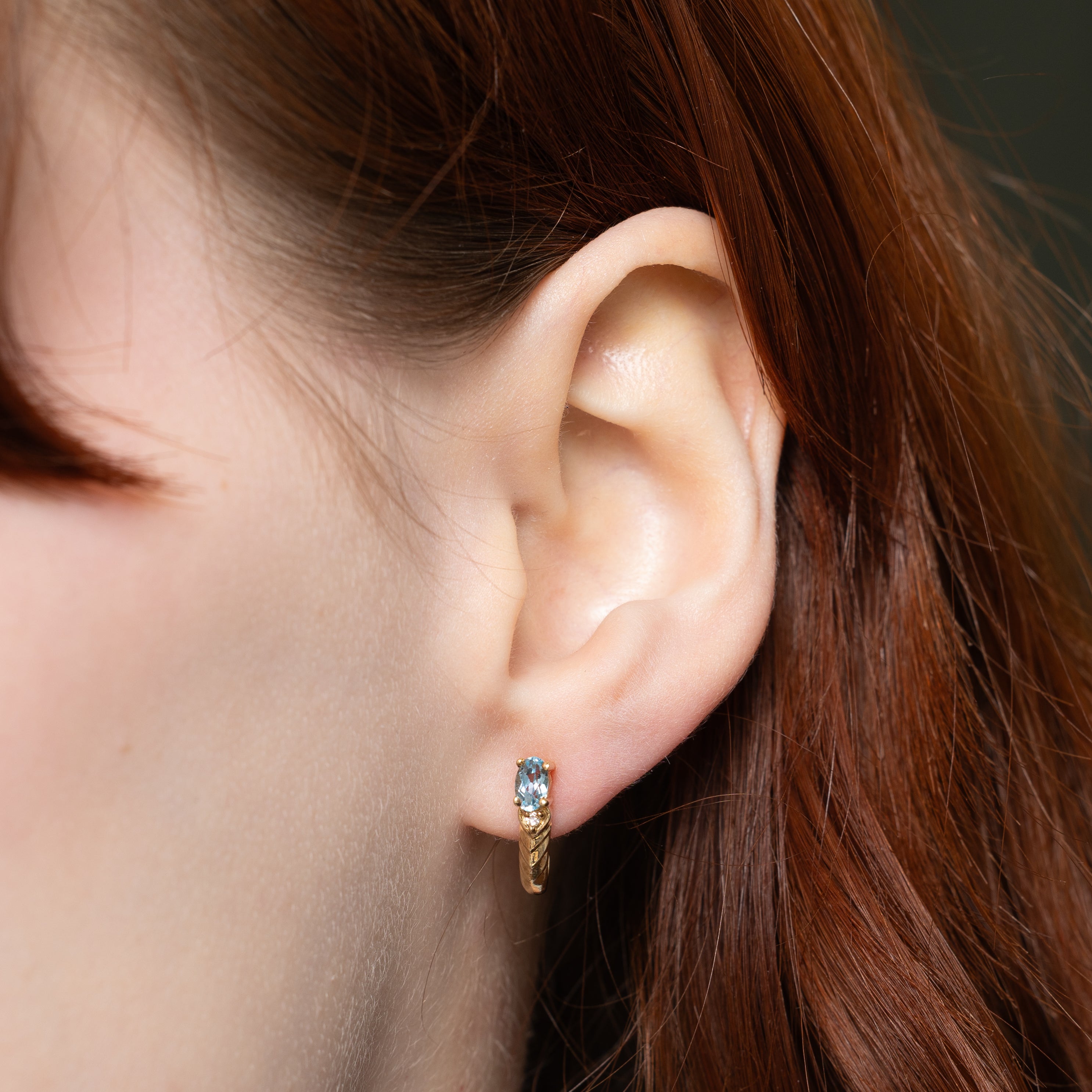 Boucles d'oreilles pendantes incurvées serties de topazes bleues et de diamants | 0,40 ct, 0,02 ct