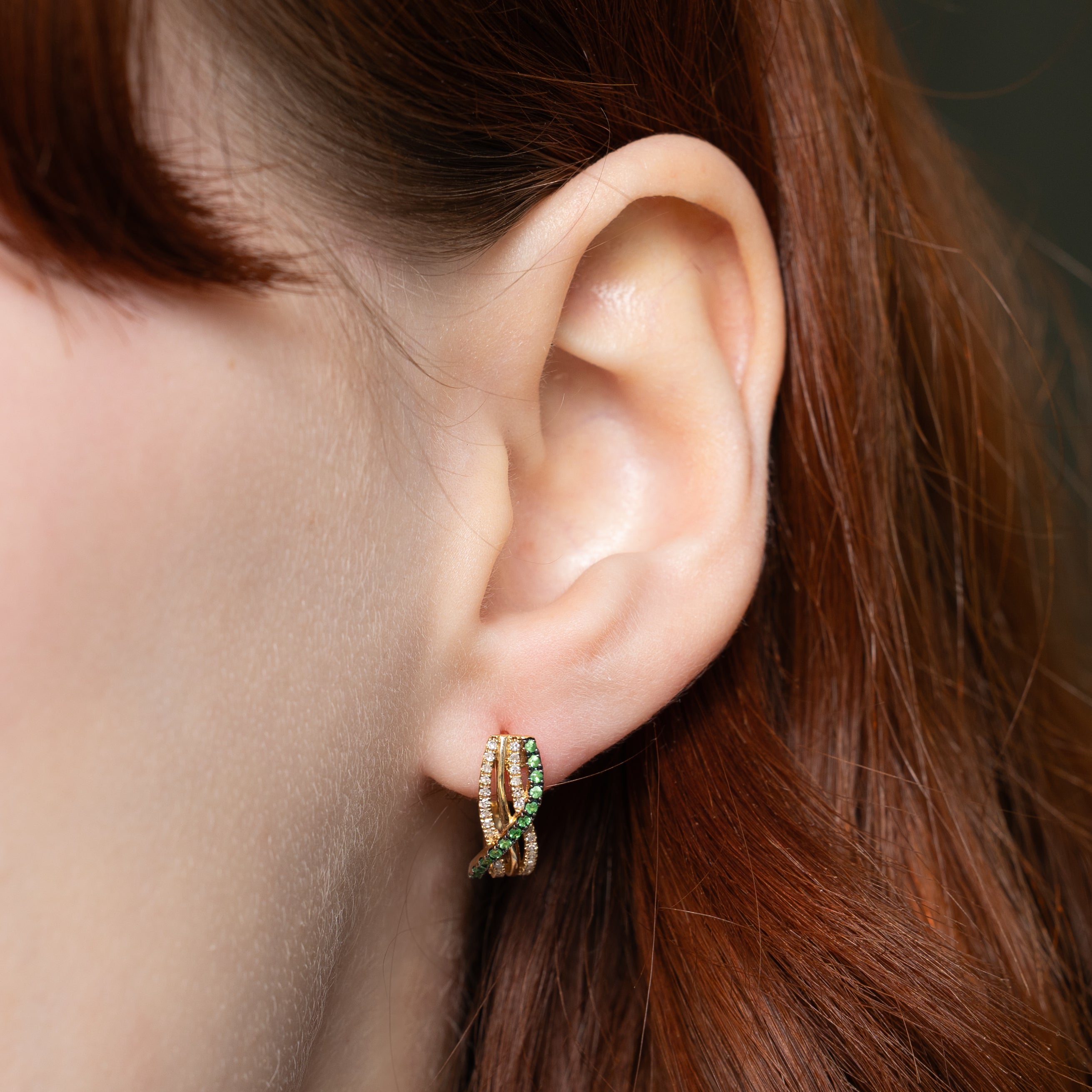 Boucles d'oreilles créoles torsadées en diamants et grenats tsavorites | 0,17 ct, 0,14 ct