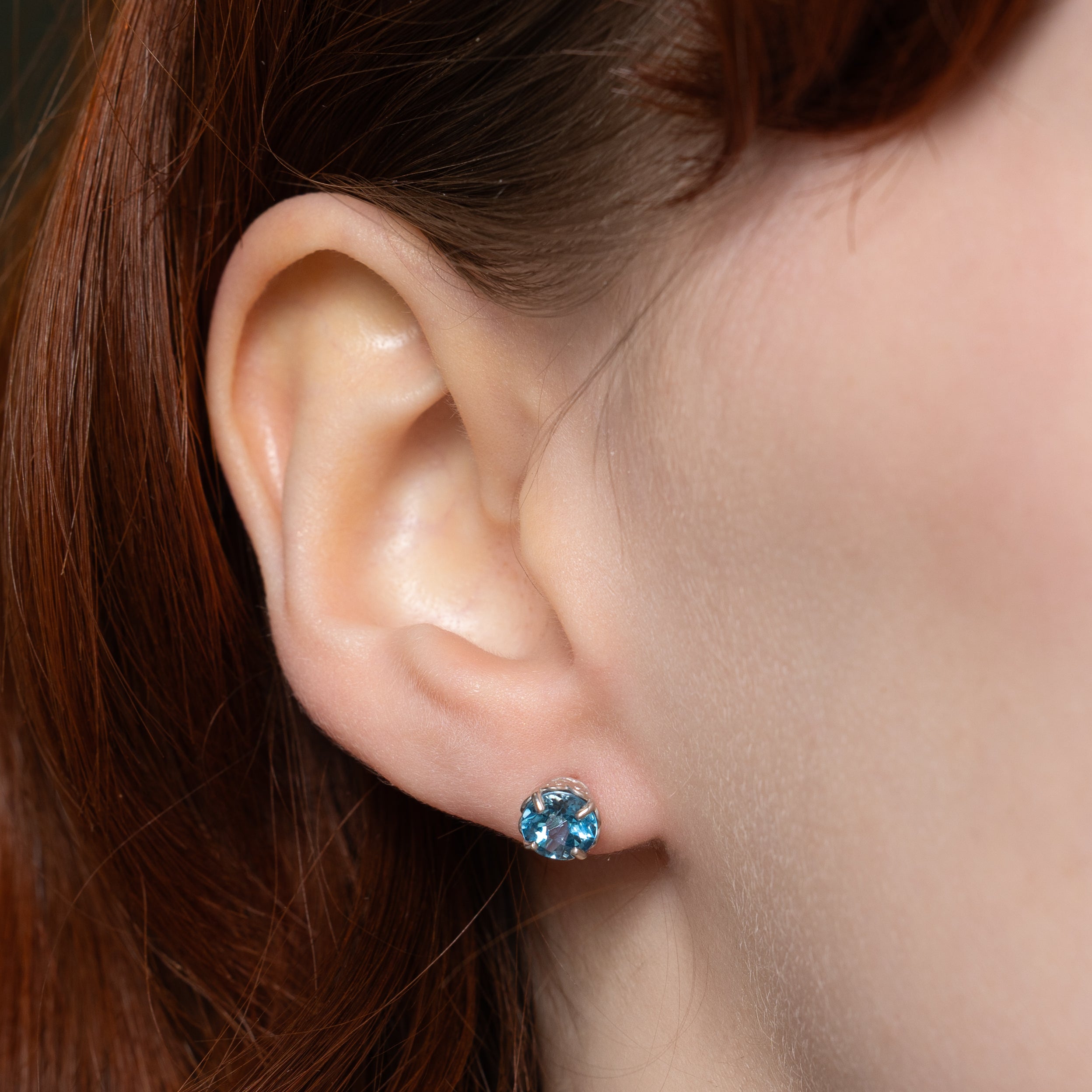 Boucles d'oreilles puces ornées de topazes bleues serties en panier | 1,50 ct