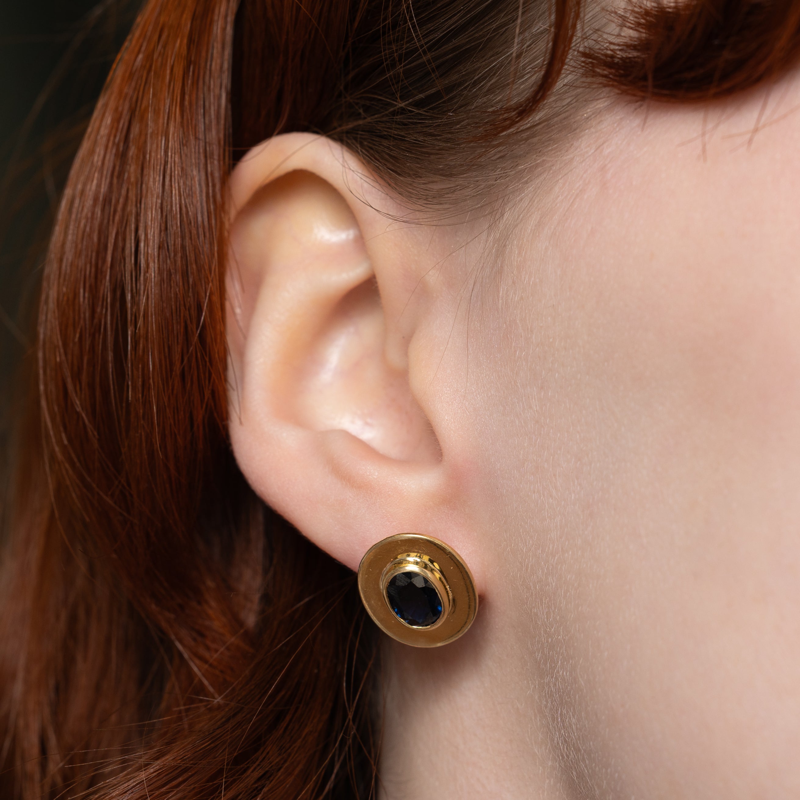 Boucles d'oreilles puces en saphir serti clos | 2,50 ct