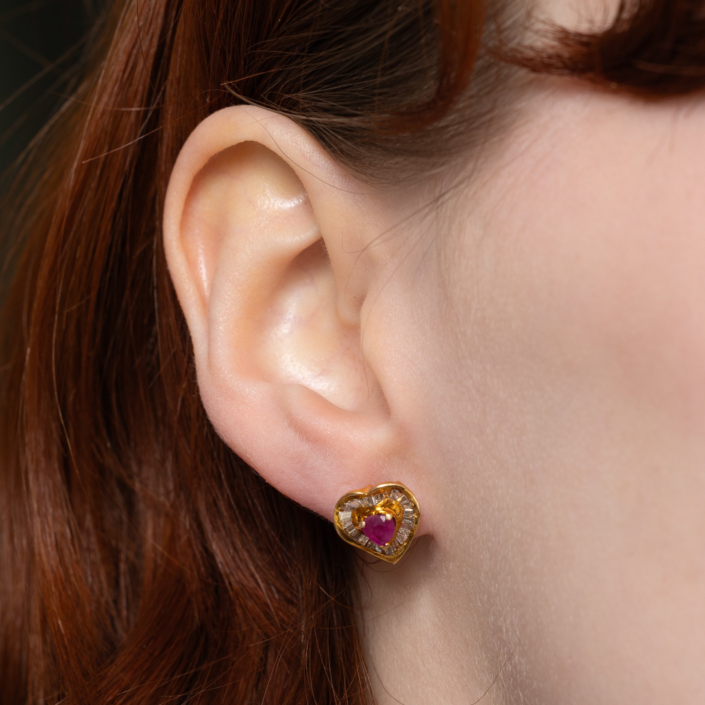 Boucles d'oreilles puces en forme de cœur serties de rubis et de diamants | 0,50 ct x 0,50 ct