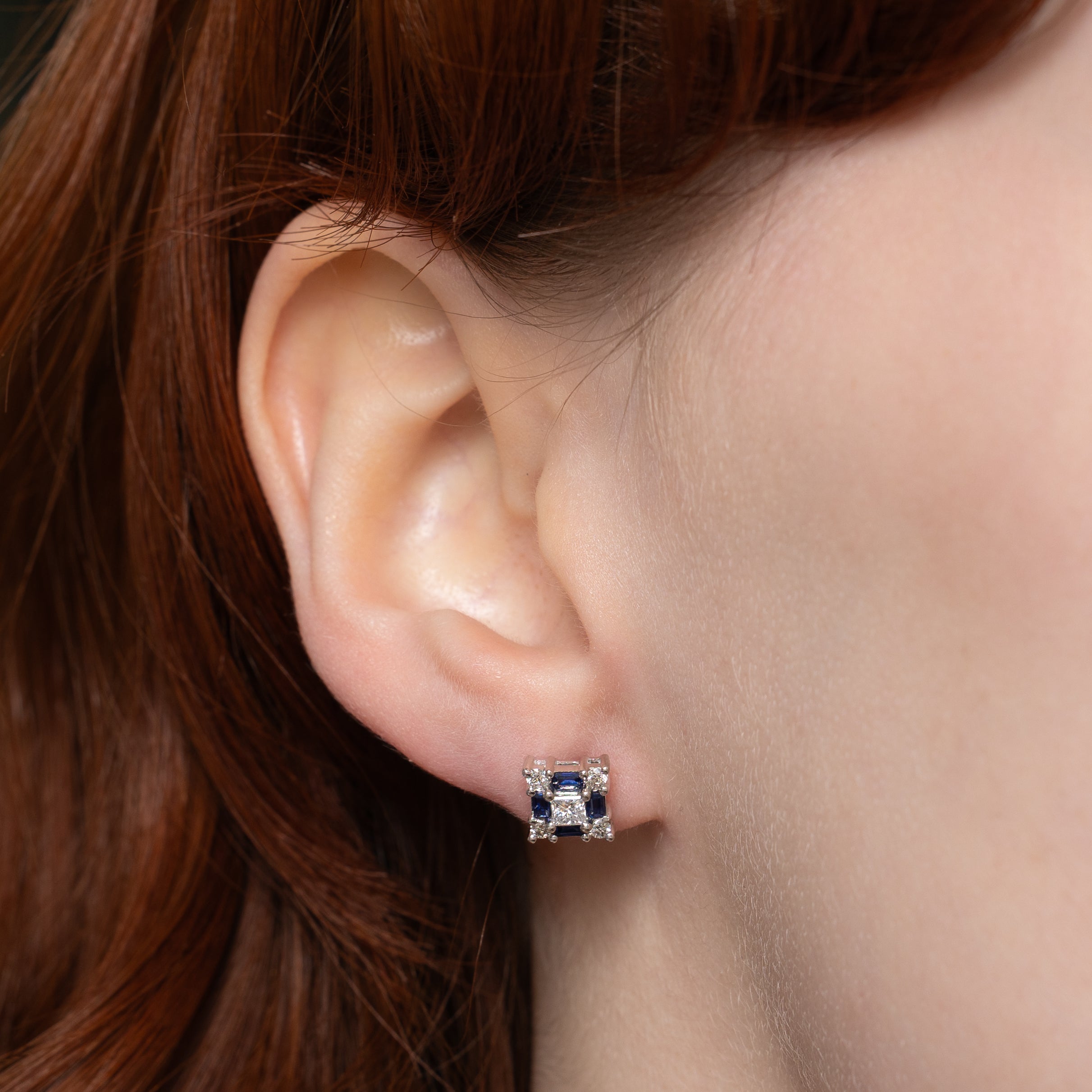 Boucles d'oreilles puces en diamants taille baguette et saphirs à motif damier | 0,50 ct, 0,25 ct
