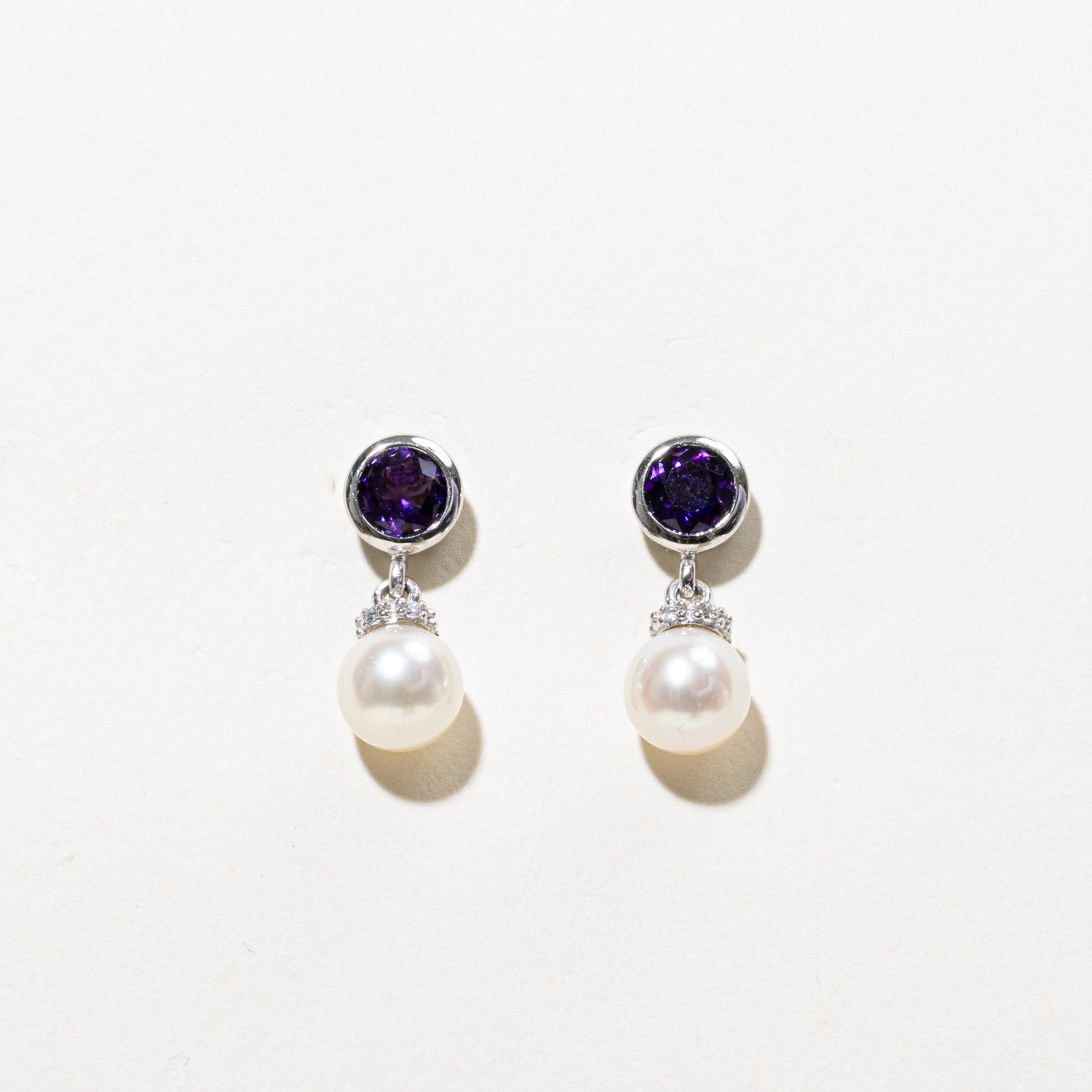 Boucles d'oreilles pendantes serties clos d'améthystes, de perles et de diamants | 0,80 ct, 0,06 ct