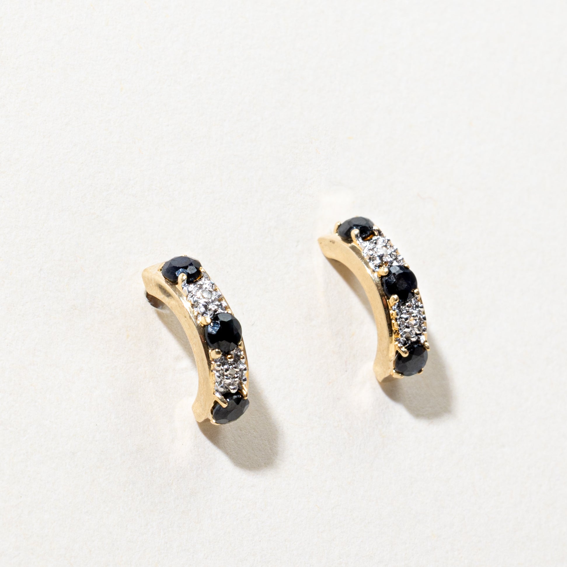 Boucles d'oreilles pendantes incurvées en saphir et diamants | 0,65 ct, 0,02 ct
