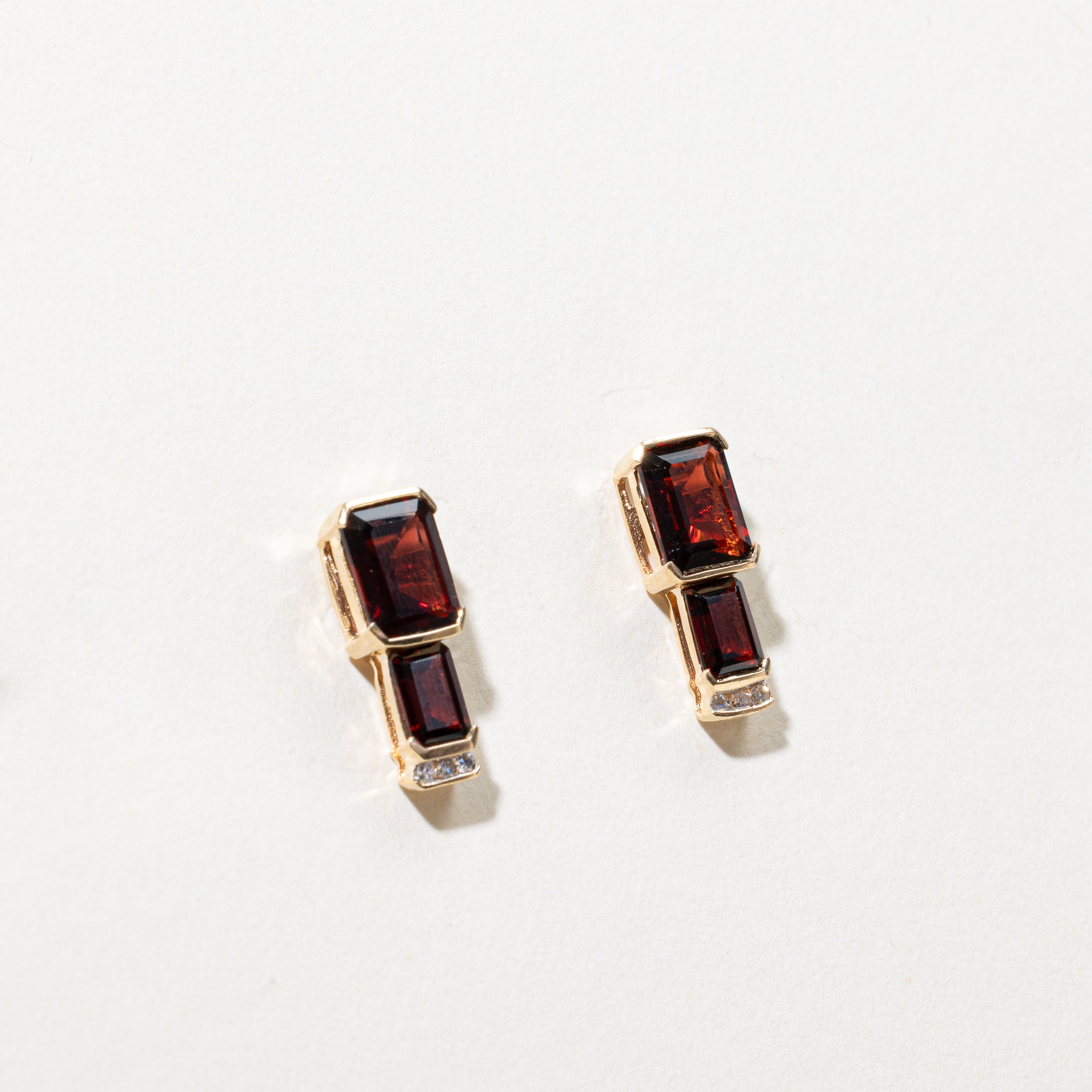 Boucles d'oreilles pendantes serties de grenats et de diamants | 4,25 ct au total, 0,06 ct au total