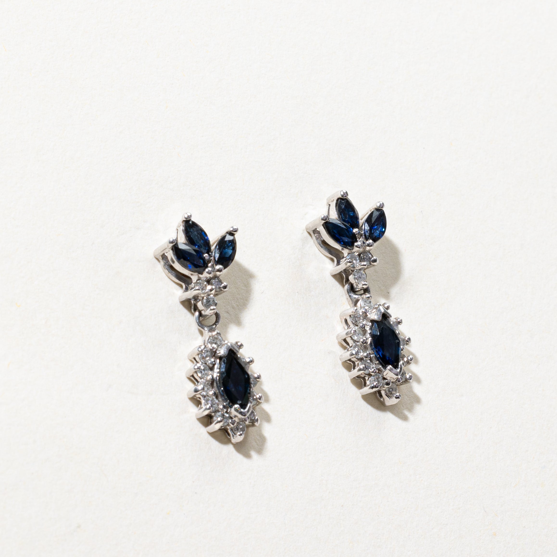 Boucles d'oreilles pendantes en saphir taille marquise et halo de diamants | 0,80 ct, 0,22 ct
