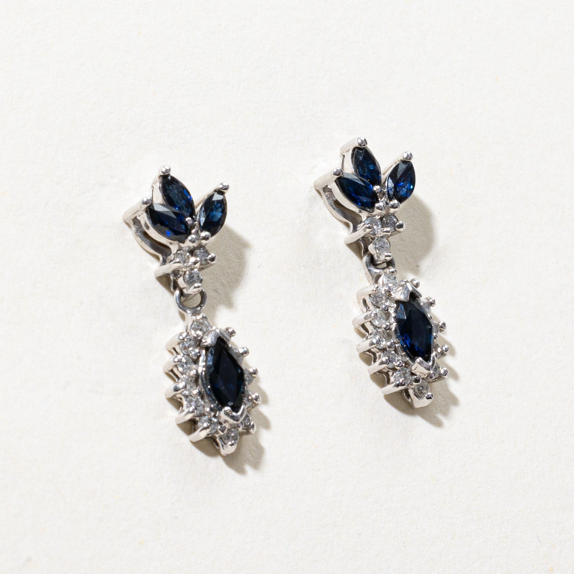 Boucles d'oreilles pendantes en saphir taille marquise et halo de diamants | 0,80 ct, 0,22 ct