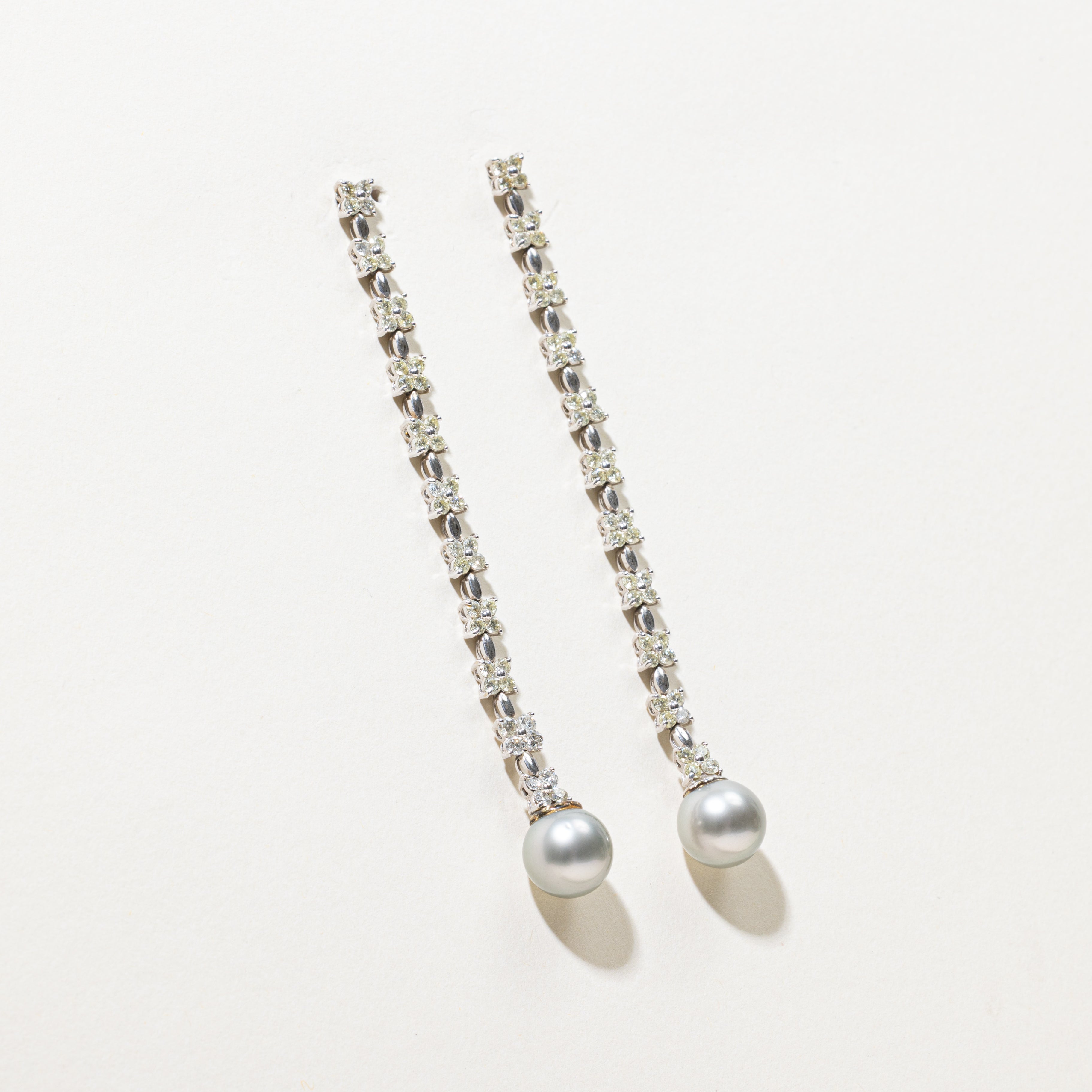 Boucles d'oreilles pendantes florales segmentées en diamants et perles d'argent | 2,64 ct