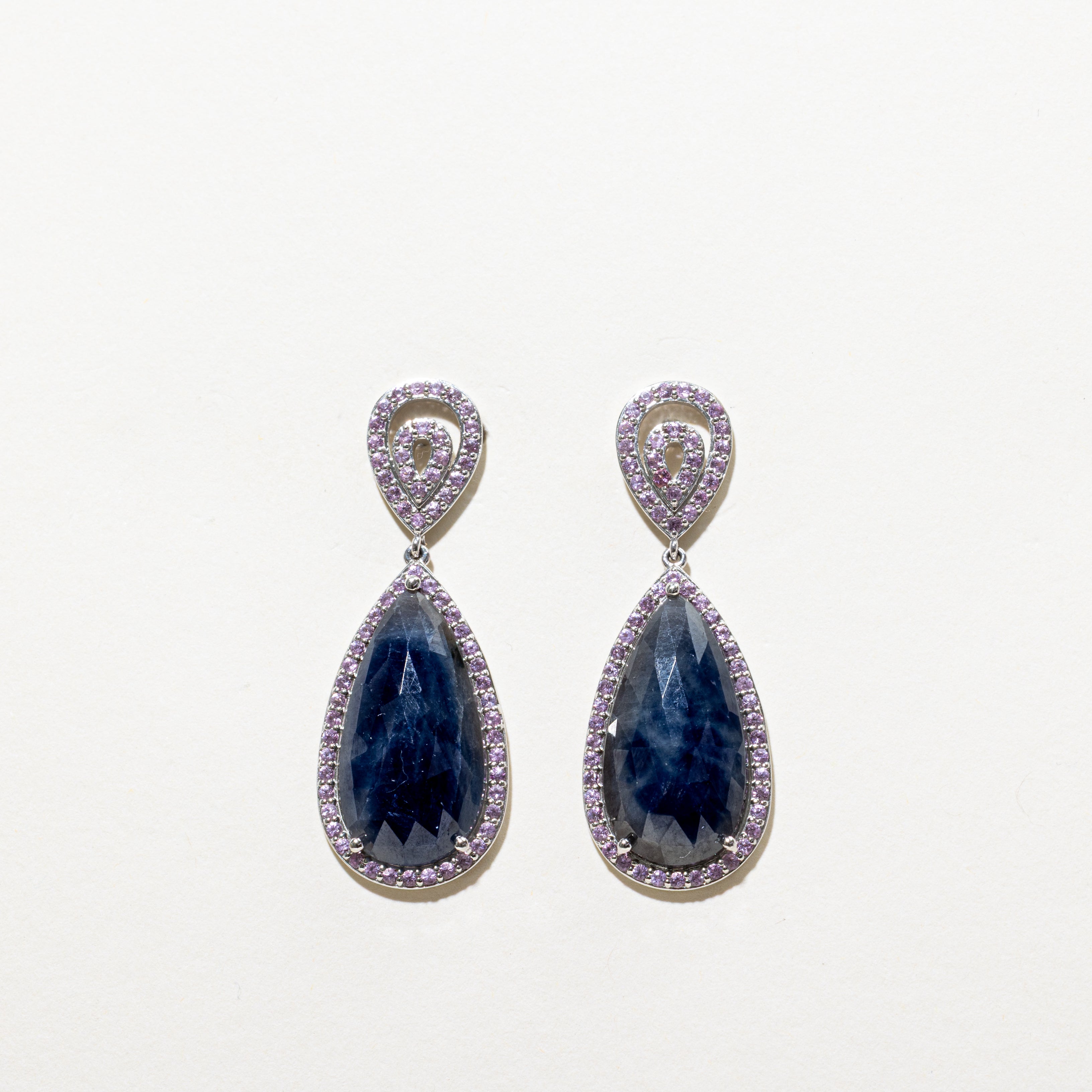 Boucles d'oreilles en forme de larme, serties de saphirs synthétiques et traités, taille rose | 31,50 ct