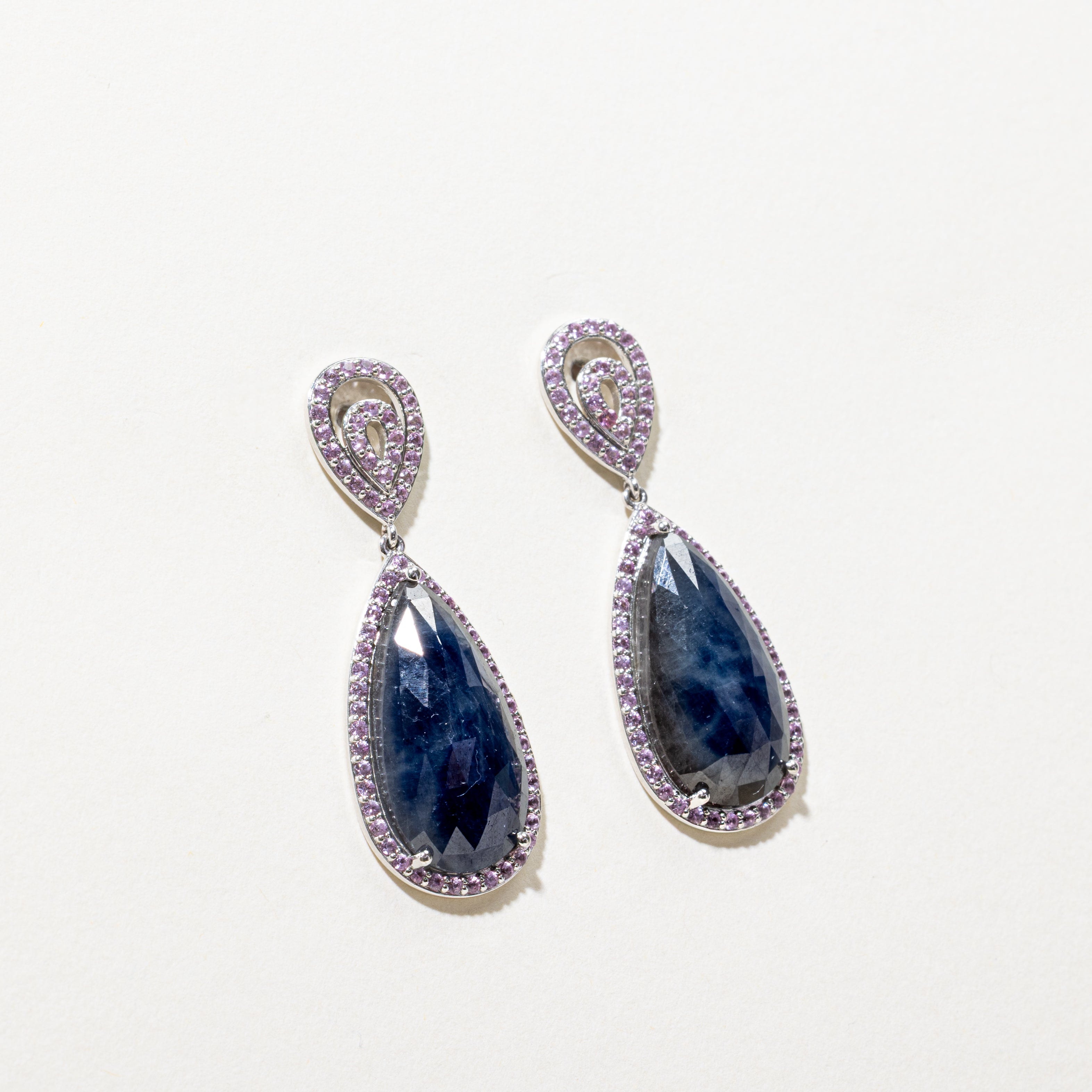 Boucles d'oreilles en forme de larme, serties de saphirs synthétiques et traités, taille rose | 31,50 ct