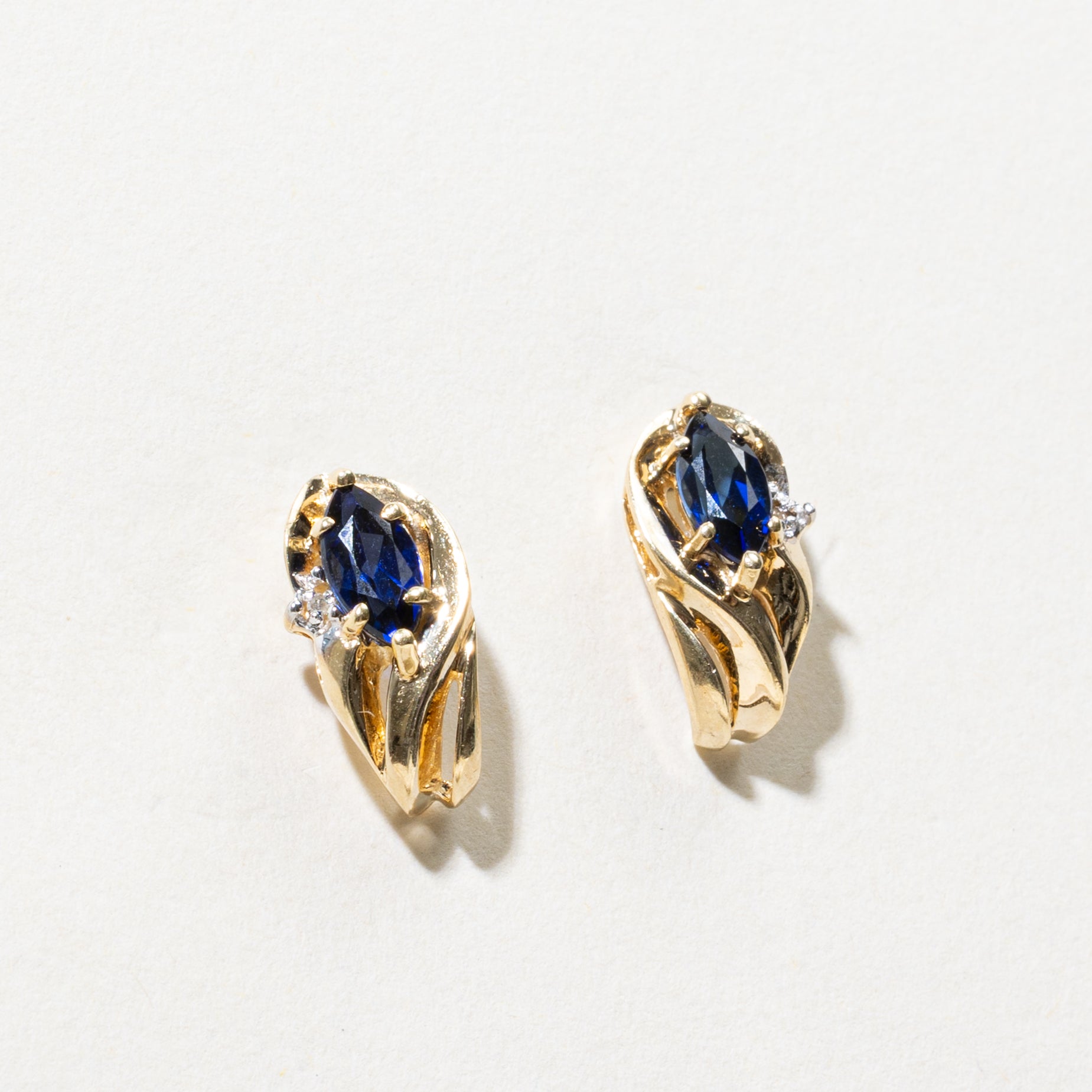 Boucles d'oreilles pendantes ajourées en saphir synthétique et diamants | 1,00 ct, 0,01 ct