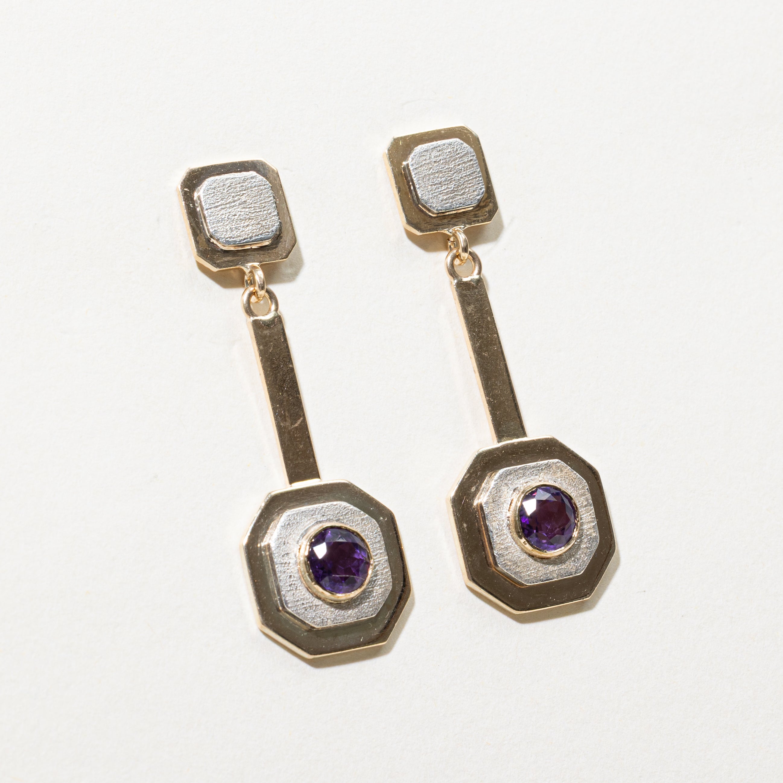 Boucles d'oreilles pendantes octogonales plates en améthyste texturée | 1,20 ct