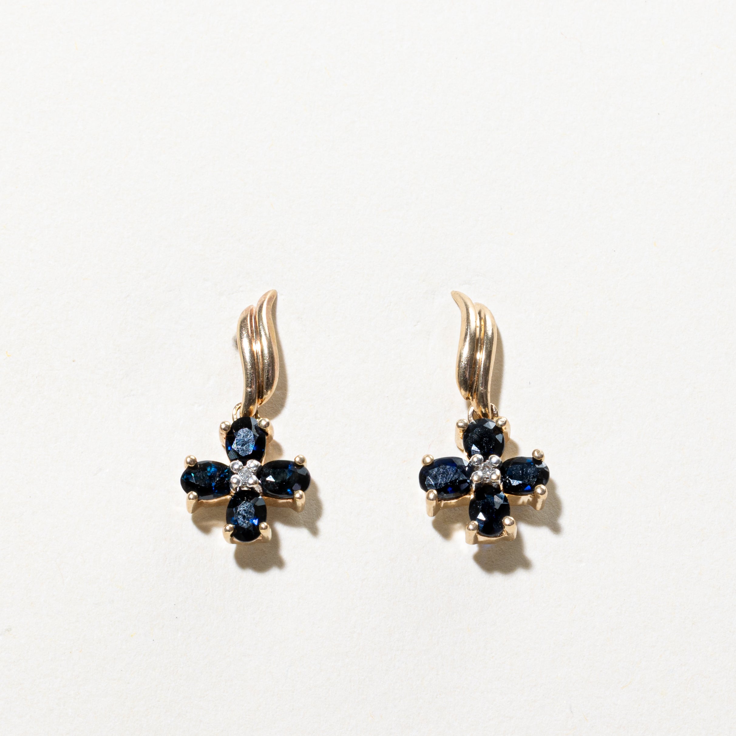 Boucles d'oreilles pendantes croix en saphir et diamants | 1,50 ct, 0,02 ct