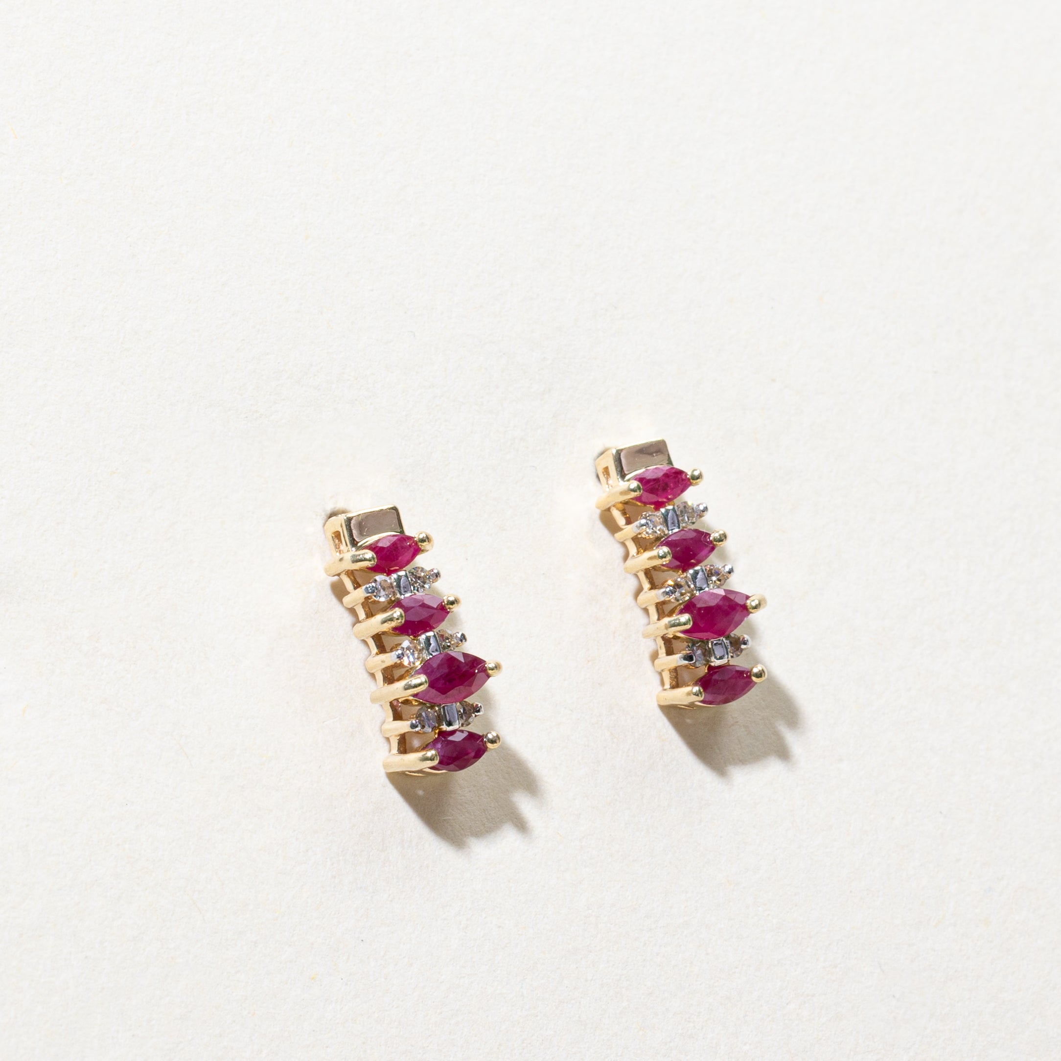 Boucles d'oreilles pendantes incurvées en rubis taille marquise et diamants | 0,50 ct, 0,12 ct