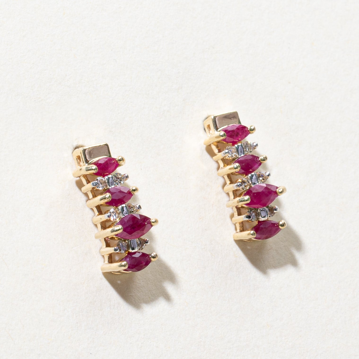 Boucles d'oreilles pendantes incurvées en rubis taille marquise et diamants | 0,50 ct, 0,12 ct