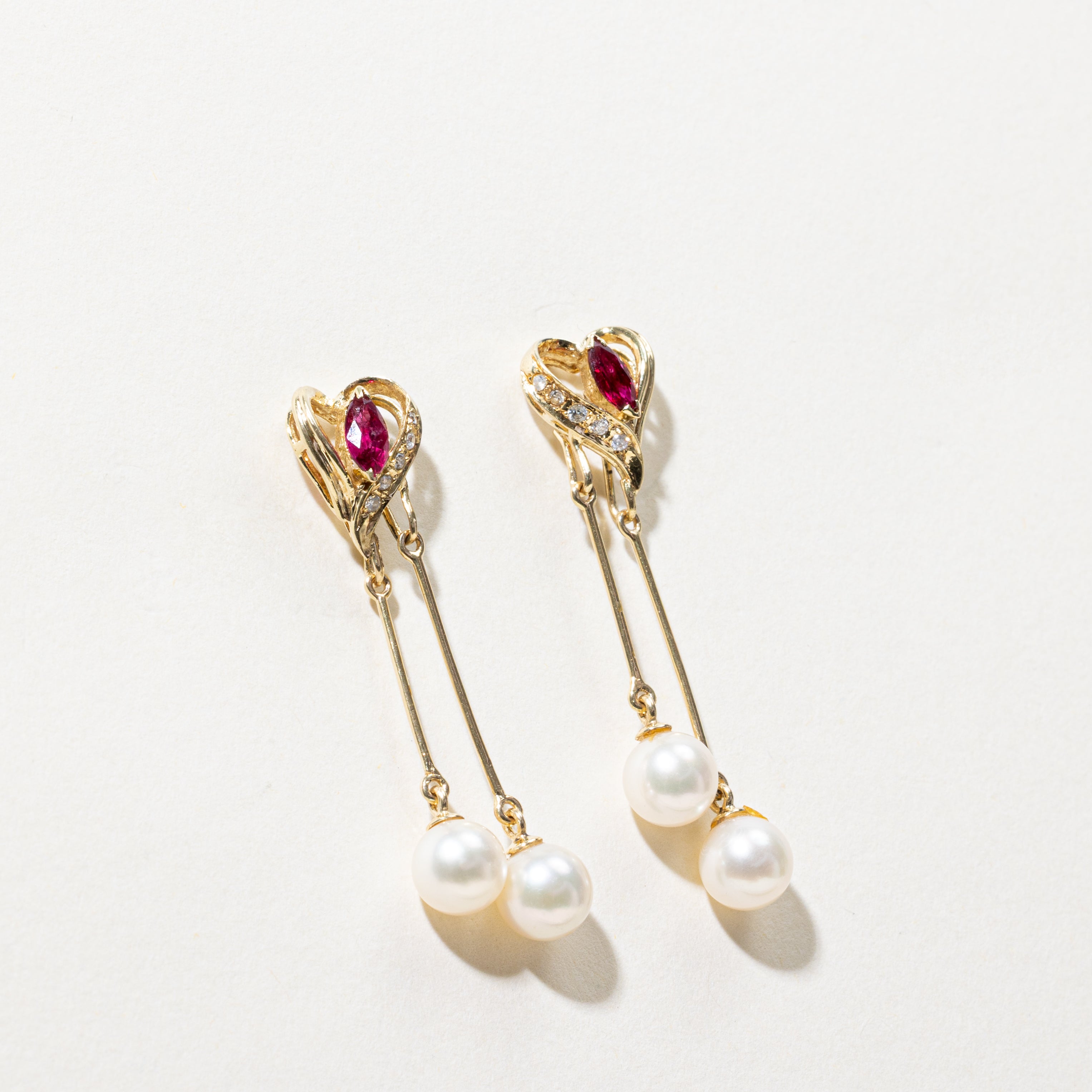 Boucles d'oreilles chandelier cœur ajouré rubis, diamants et perles | 0,50 ct, 0,10 ct