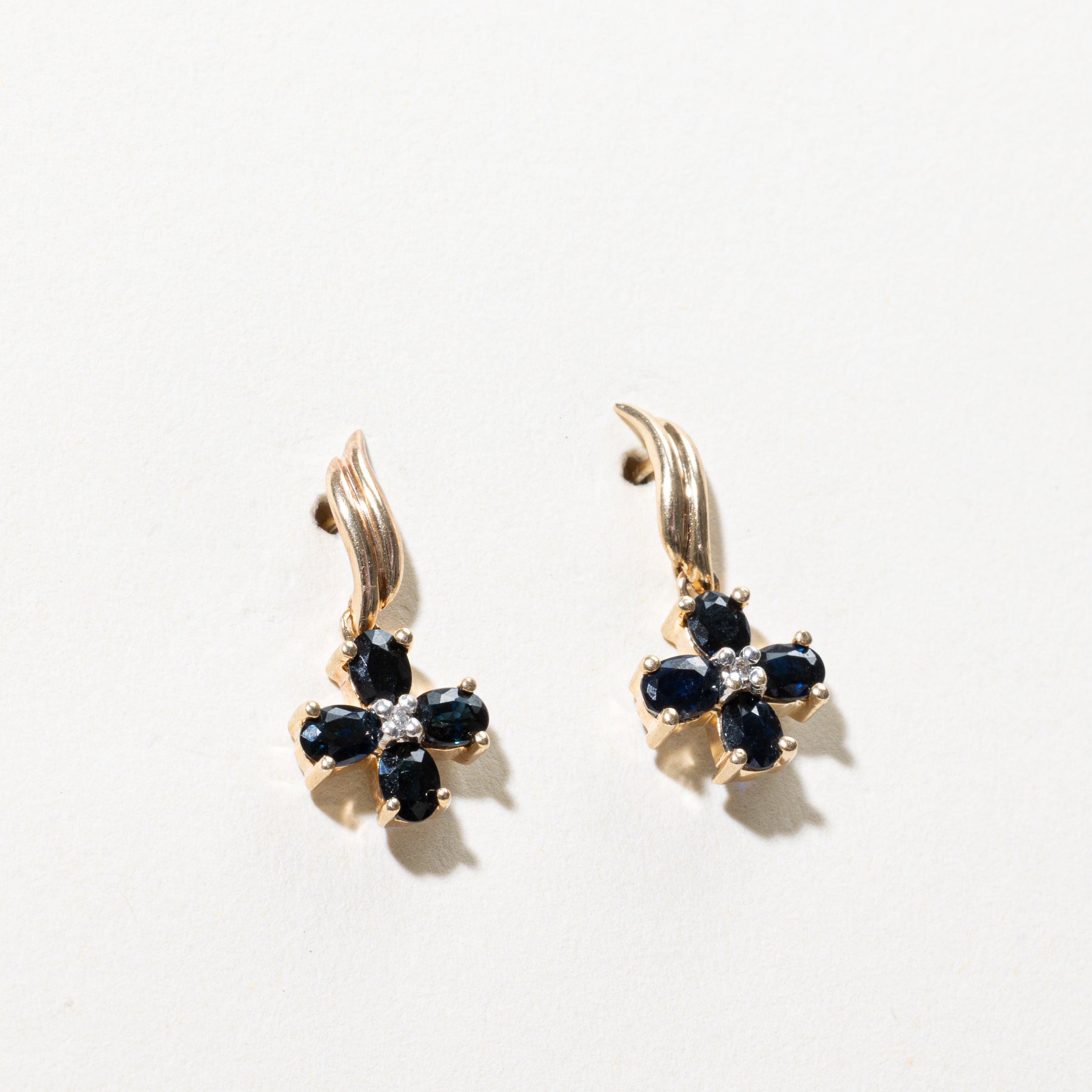 Boucles d'oreilles pendantes croix en saphir et diamants | 1,50 ct, 0,02 ct