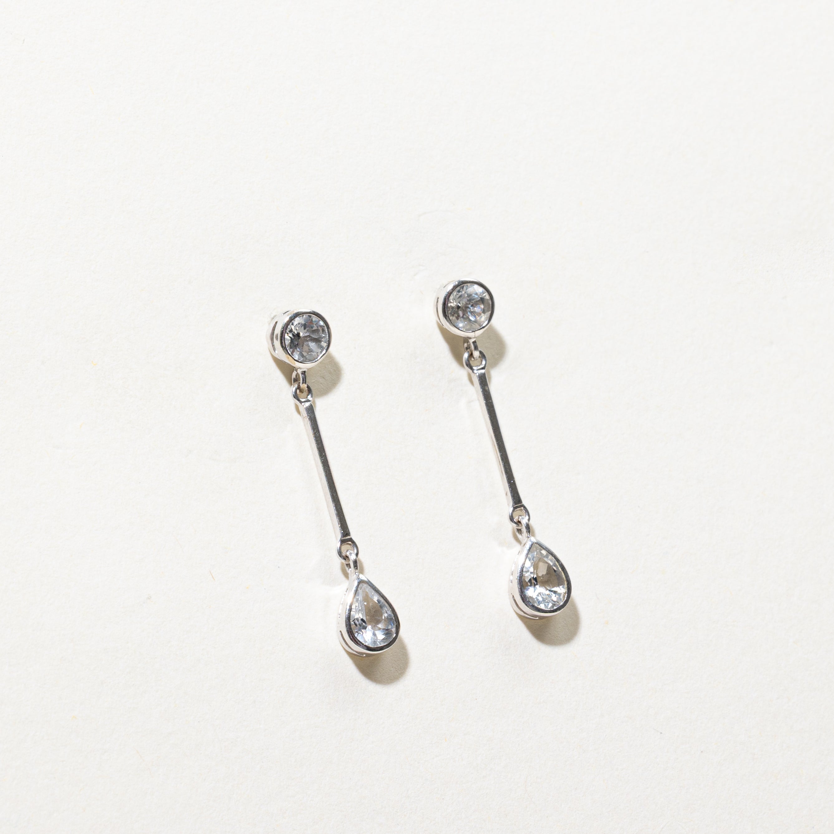 ***PRIX Boucles d'oreilles pendantes en topaze incolore sertie clos, or 18 carats | 1,50 ct