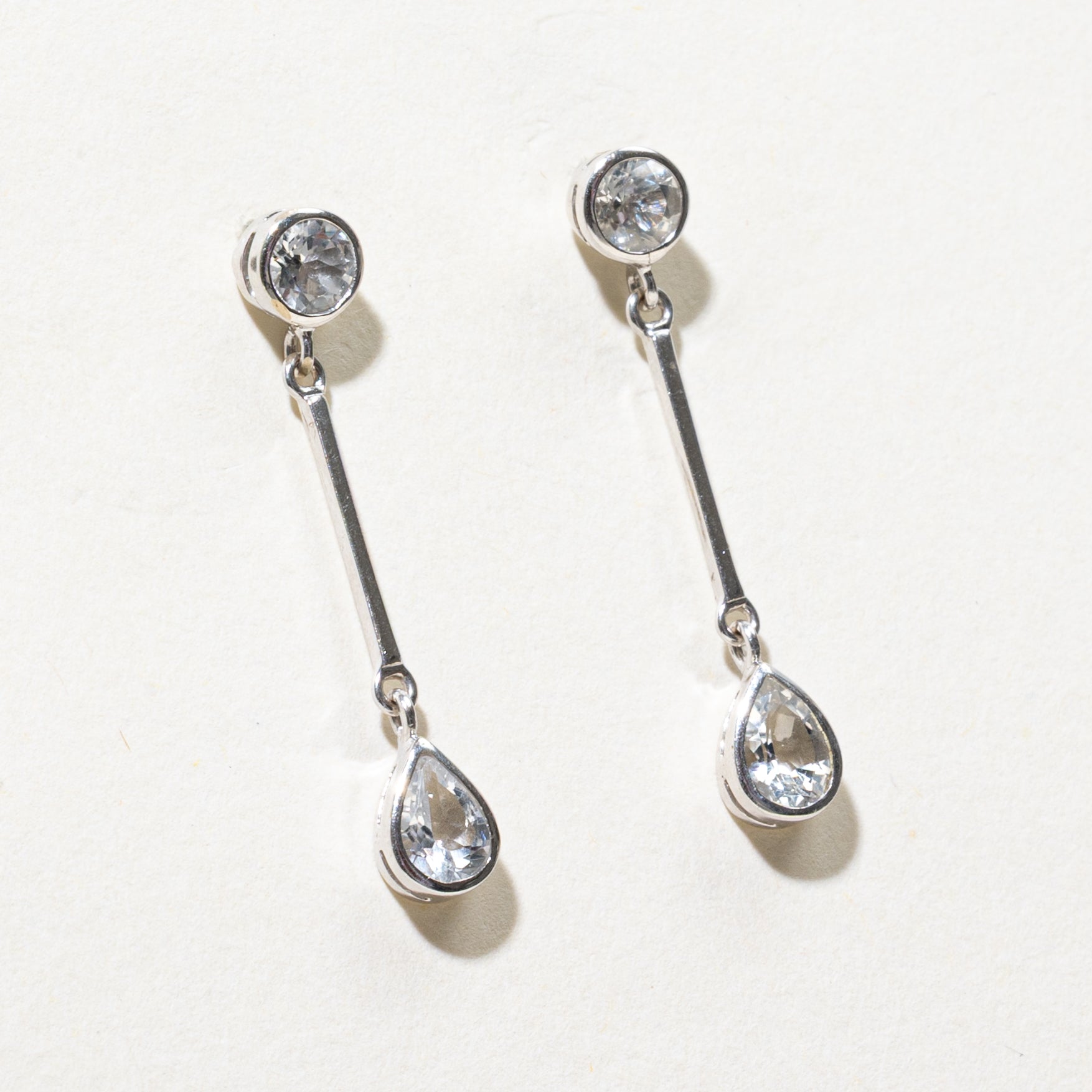 ***PRIX Boucles d'oreilles pendantes en topaze incolore sertie clos, or 18 carats | 1,50 ct