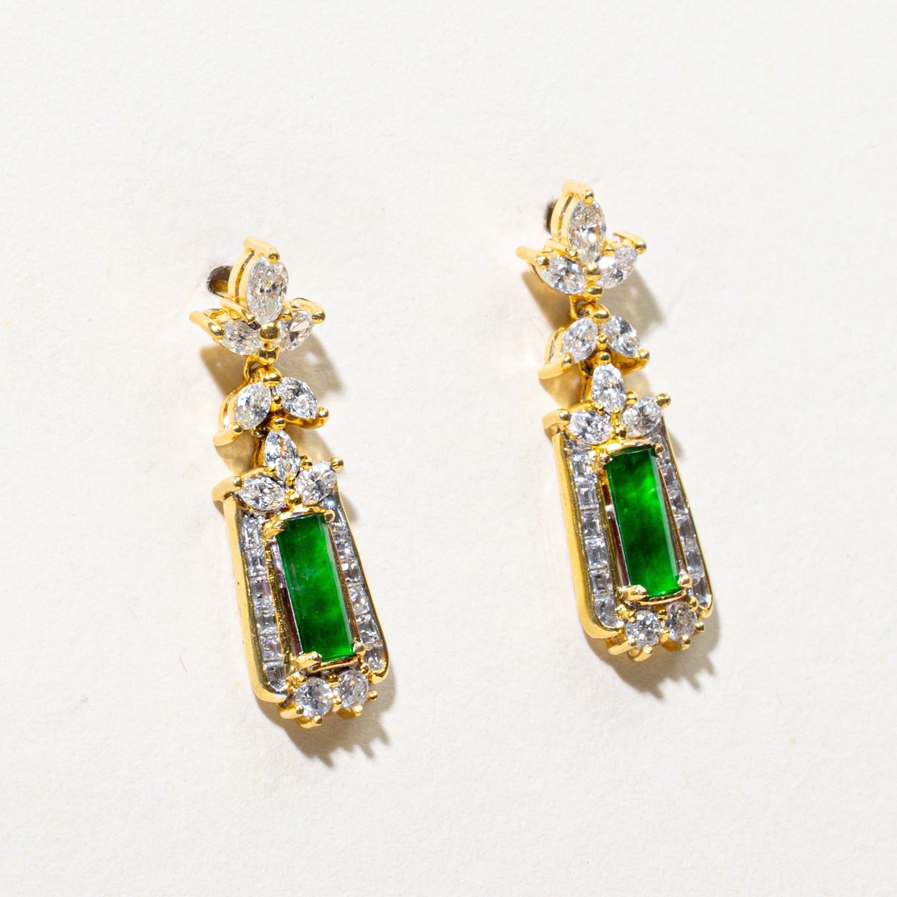 ***ÉVALUATION DES BOUCLES D'OREILLES PENDANTES EN OR 18 CARATS, DIAMANTS ET JADE | 1,28 ct