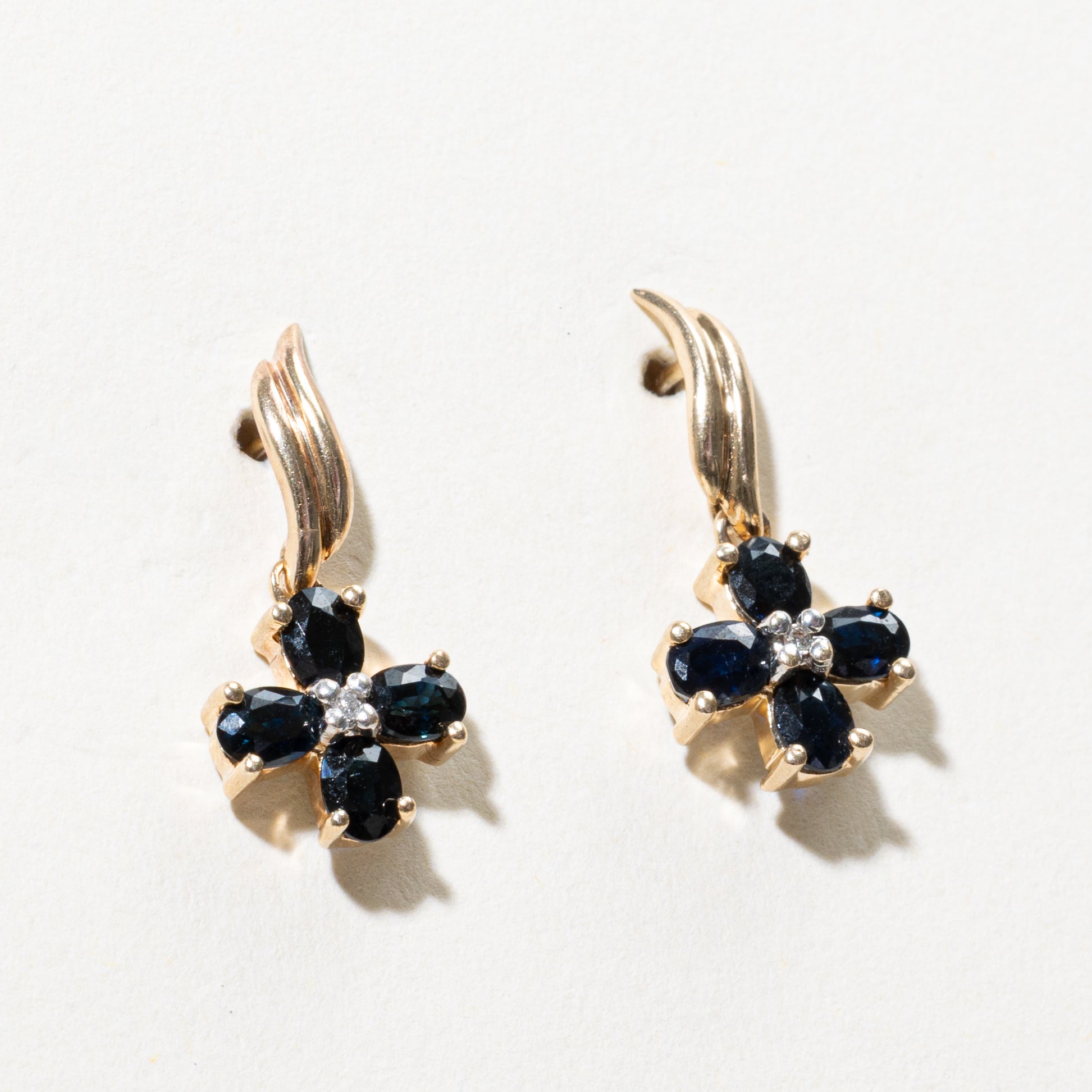Boucles d'oreilles pendantes croix en saphir et diamants | 1,50 ct, 0,02 ct