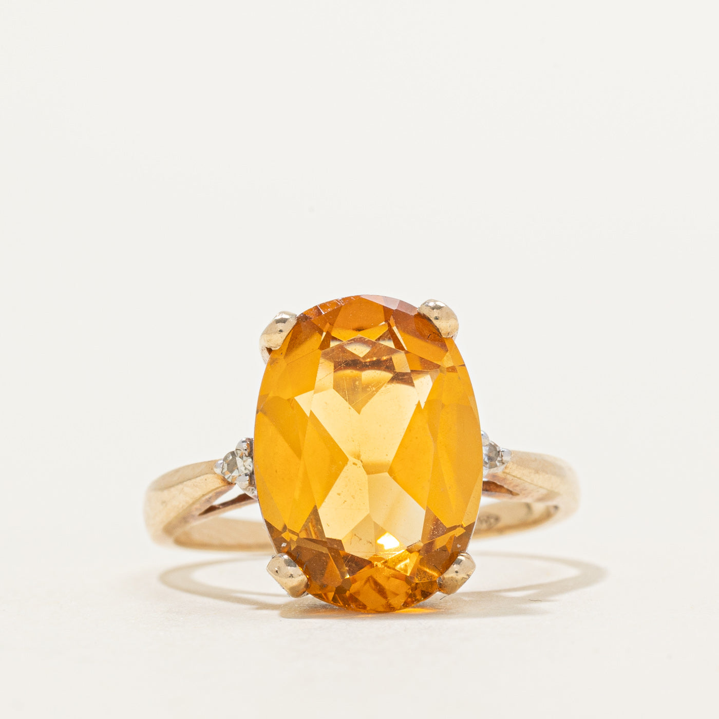 Bague ornée d'une citrine ovale et de diamants | 6,00 ct, 0,02 ct au total | Taille 7,0