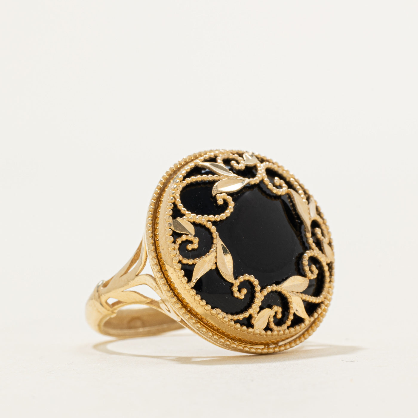 Bague cocktail en onyx italien à motif de volutes feuillagées | 10,00 ct | Taille 8,0