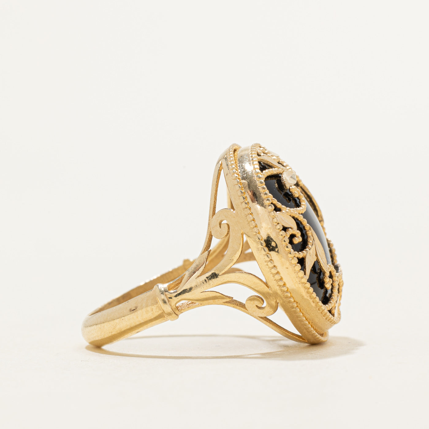 Bague cocktail en onyx italien à motif de volutes feuillagées | 10,00 ct | Taille 8,0