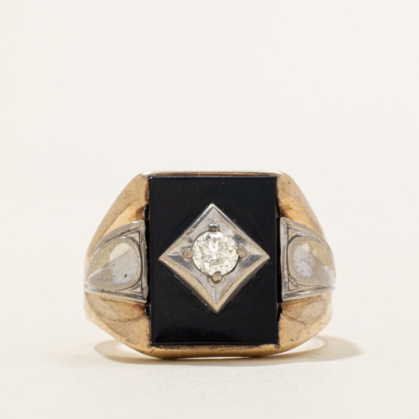 Bague chevalière bicolore en or, onyx et diamants | 8,00 ct, 0,27 ct | Taille 11