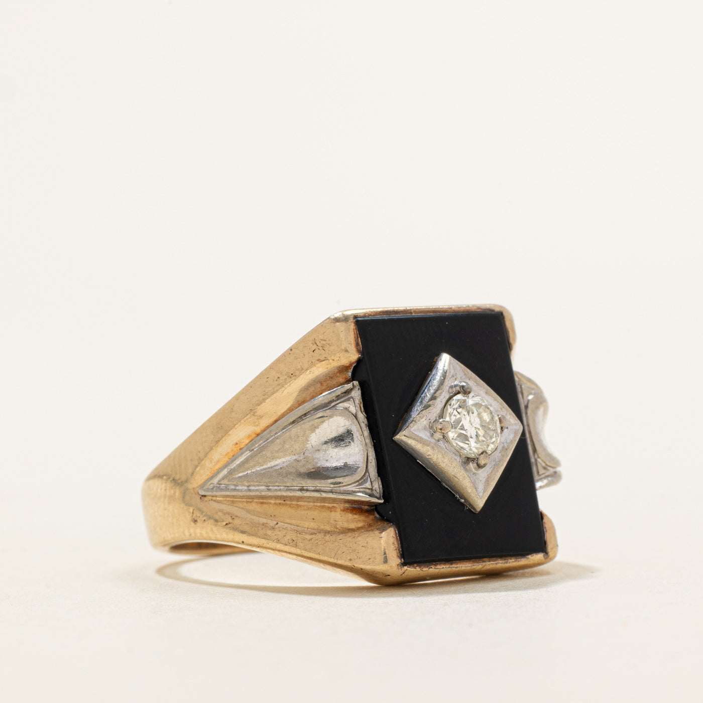 Bague chevalière bicolore en or, onyx et diamants | 8,00 ct, 0,27 ct | Taille 11