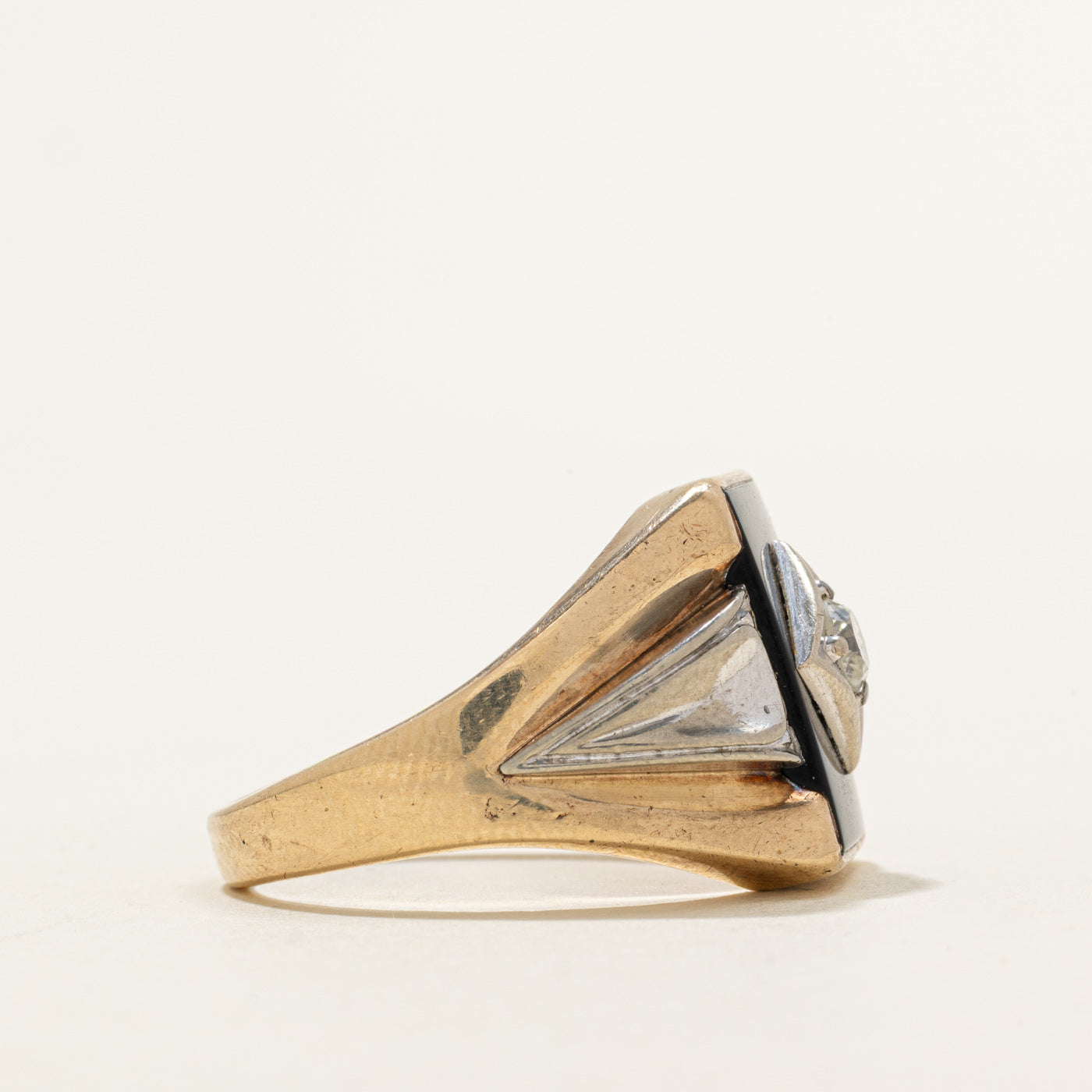 Bague chevalière bicolore en or, onyx et diamants | 8,00 ct, 0,27 ct | Taille 11