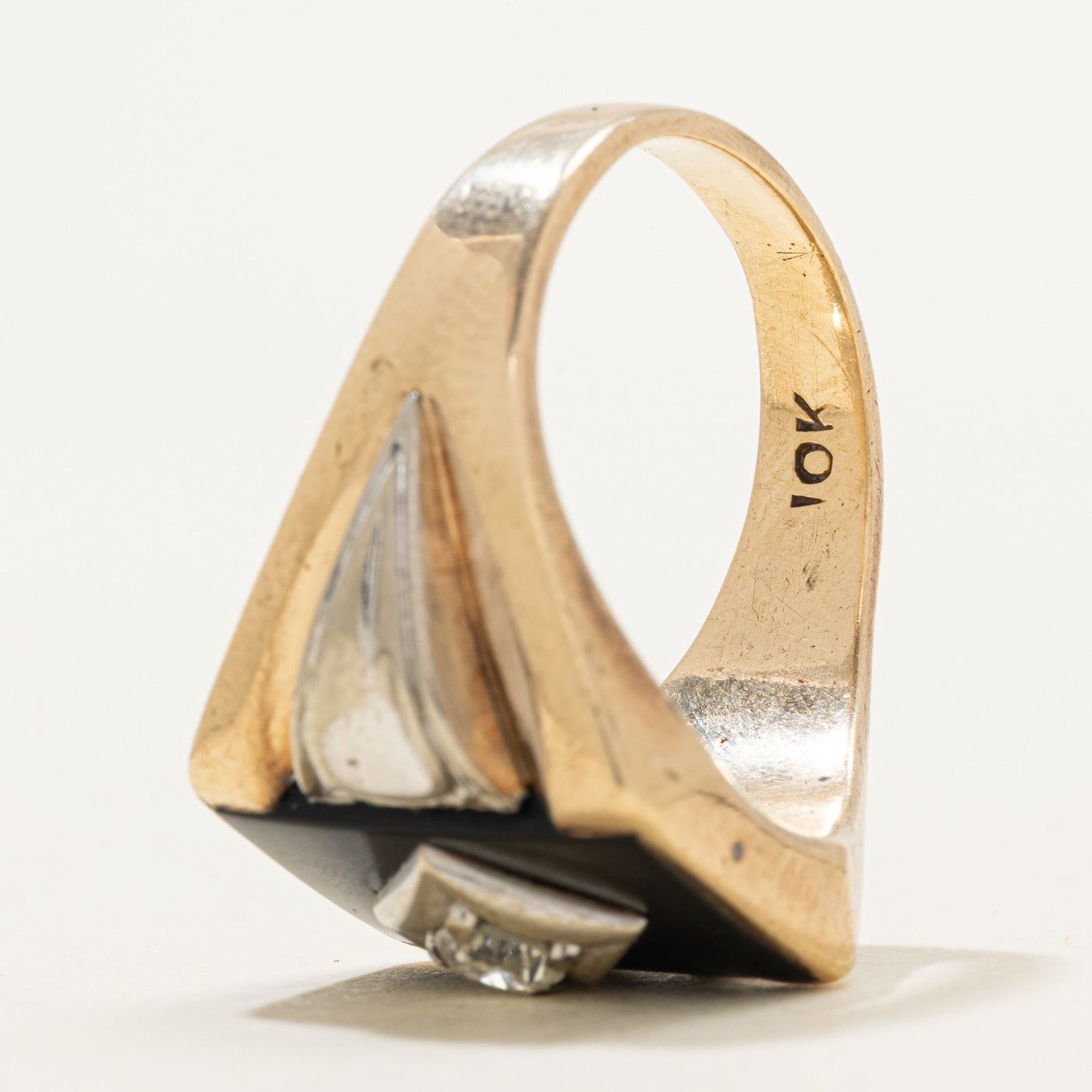 Bague chevalière bicolore en or, onyx et diamants | 8,00 ct, 0,27 ct | Taille 11