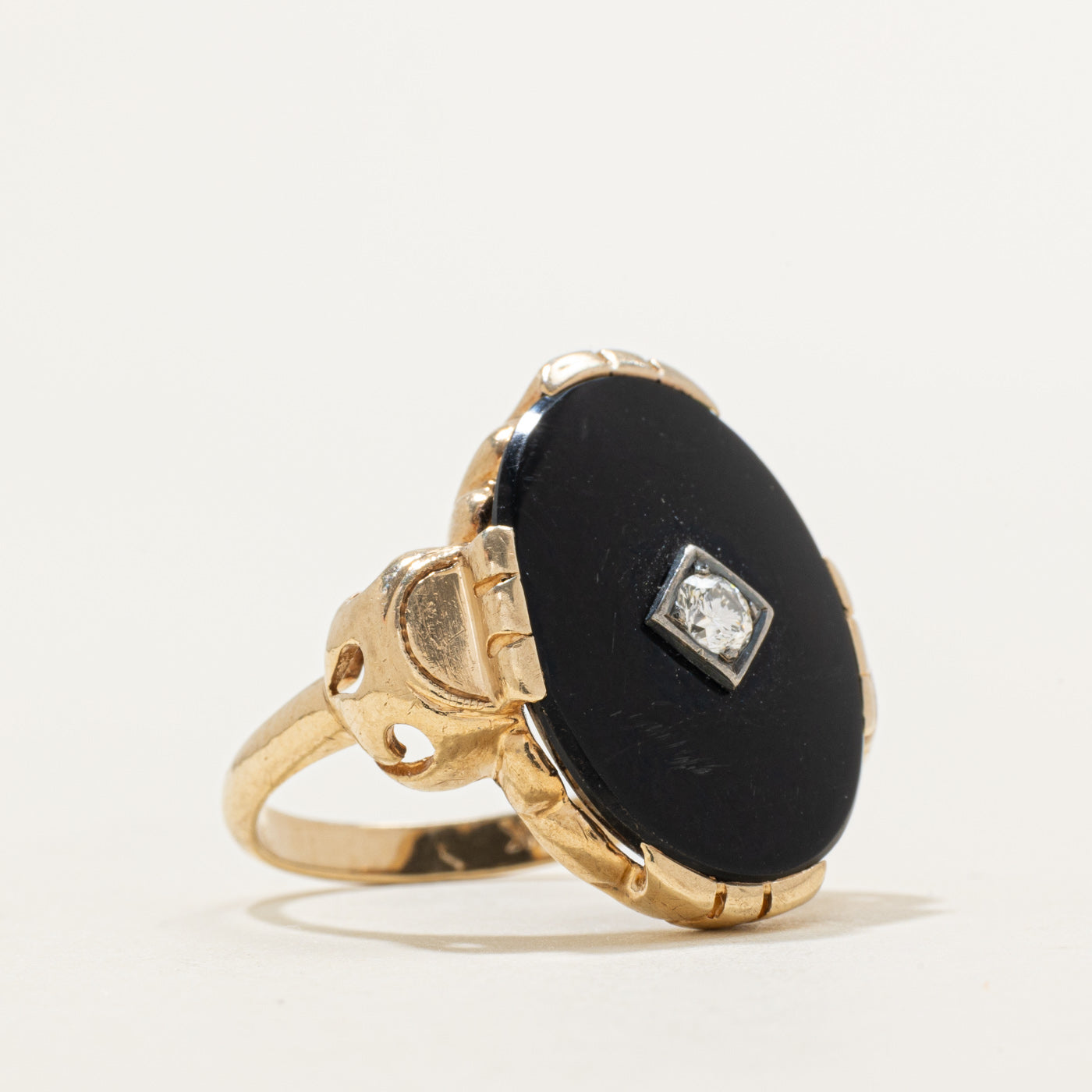 Bague ornée d'onyx ovale et de diamants | 6,50 ct, 0,12 ct | Taille 6,75