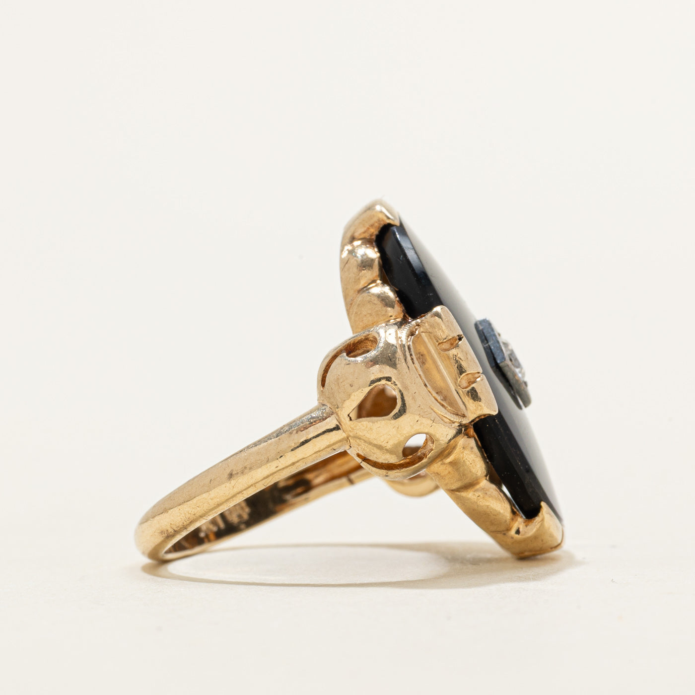 Bague ornée d'onyx ovale et de diamants | 6,50 ct, 0,12 ct | Taille 6,75