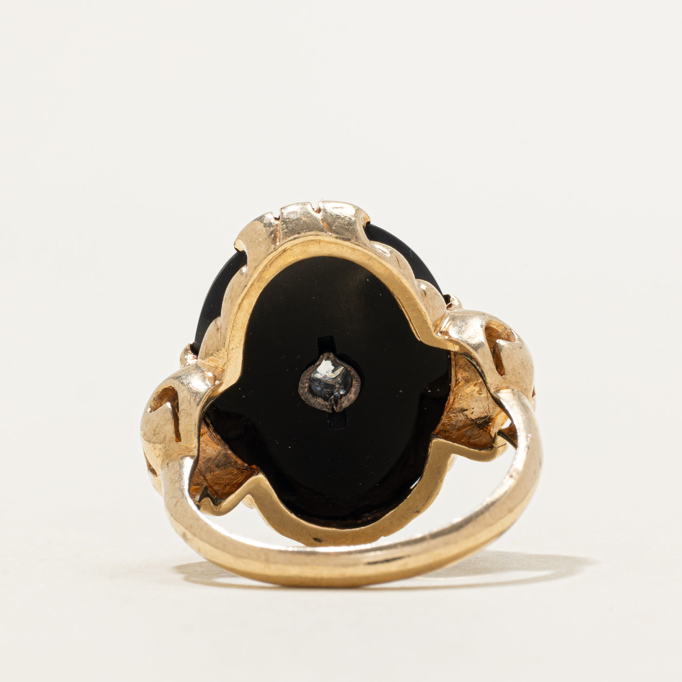 Bague ornée d'onyx ovale et de diamants | 6,50 ct, 0,12 ct | Taille 6,75