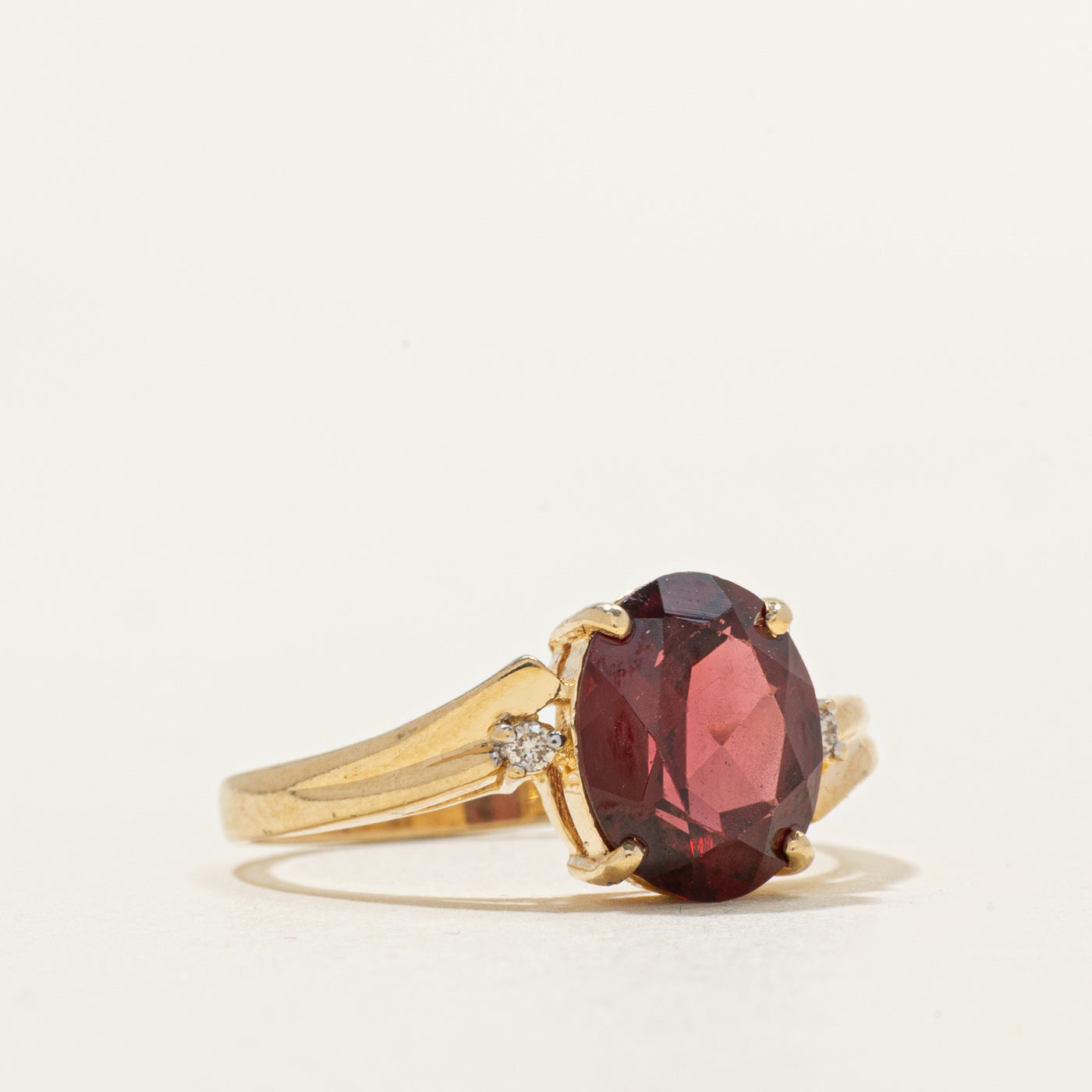 Bague sertie d'un grenat ovale et de diamants | 3,24 ct, 0,02 ct au total | Taille 7,25