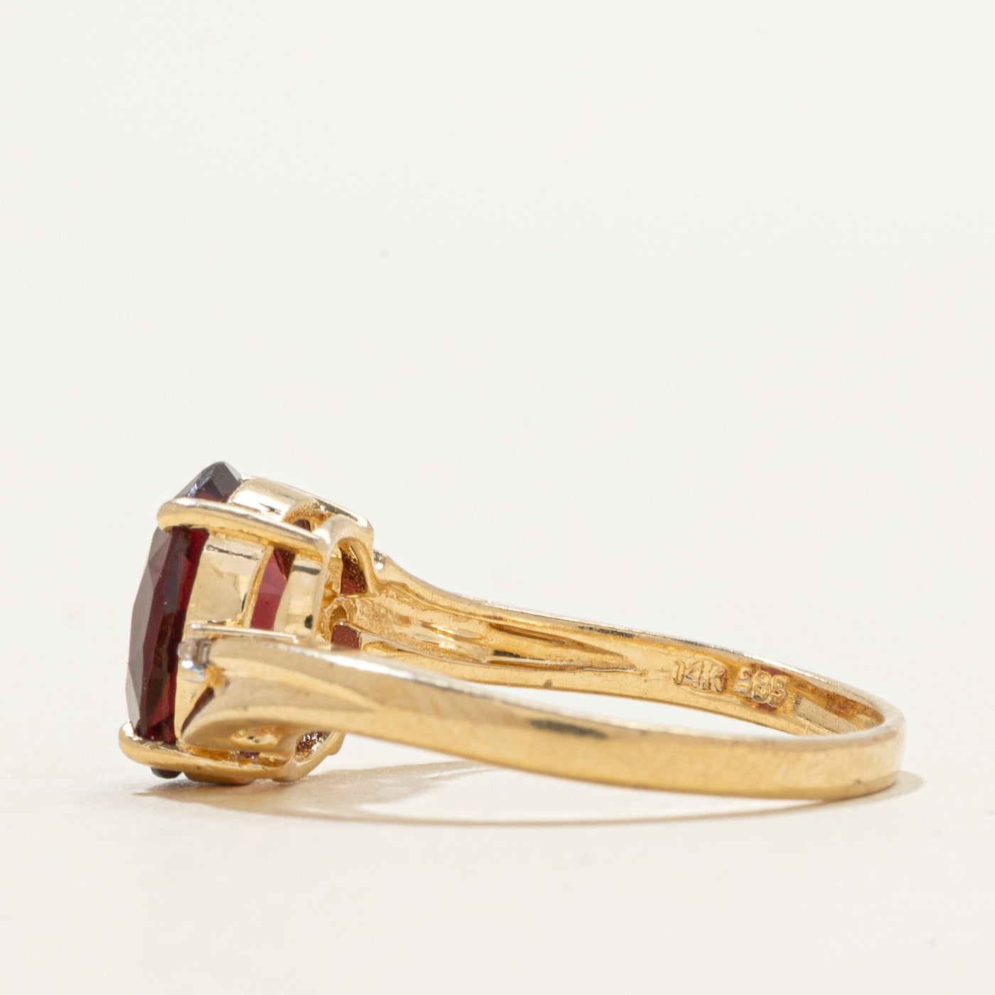 Bague sertie d'un grenat ovale et de diamants | 3,24 ct, 0,02 ct au total | Taille 7,25