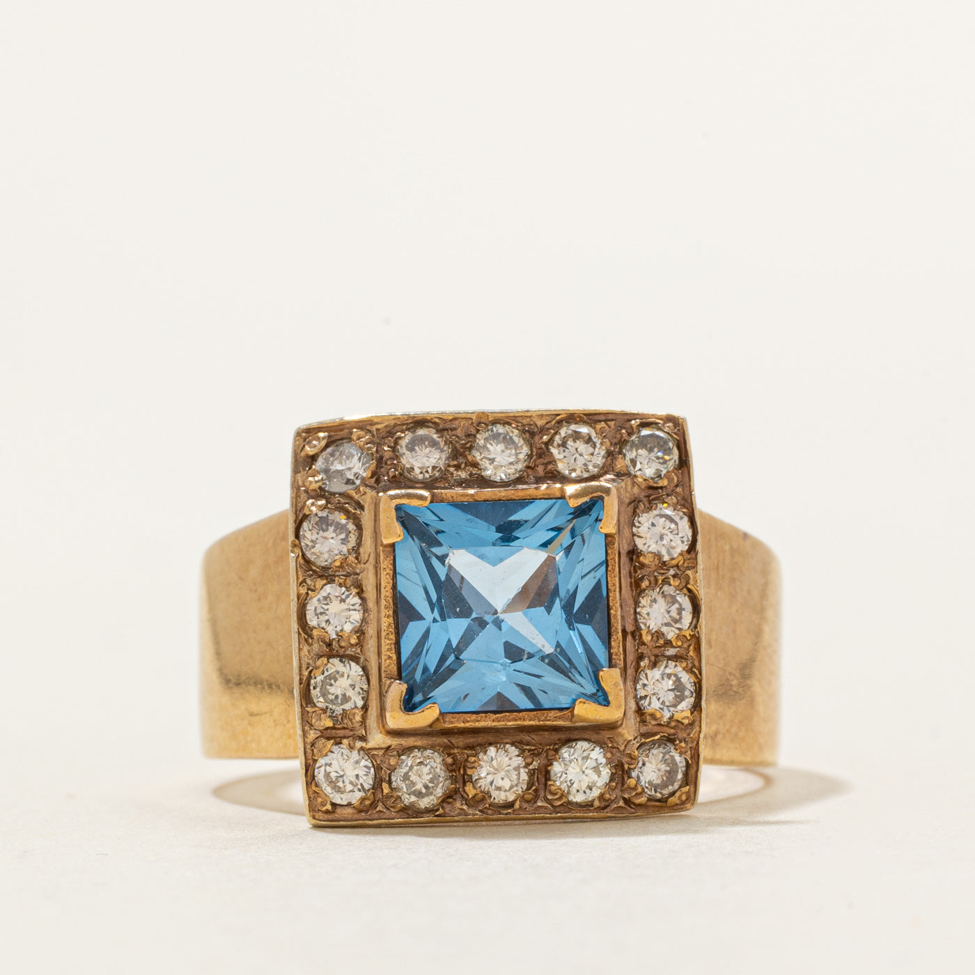 Bague Odesa 2001, spinelle synthétique taille princesse et halo de diamants | 2,0 ct, 0,48 ct au total | Taille 8,5