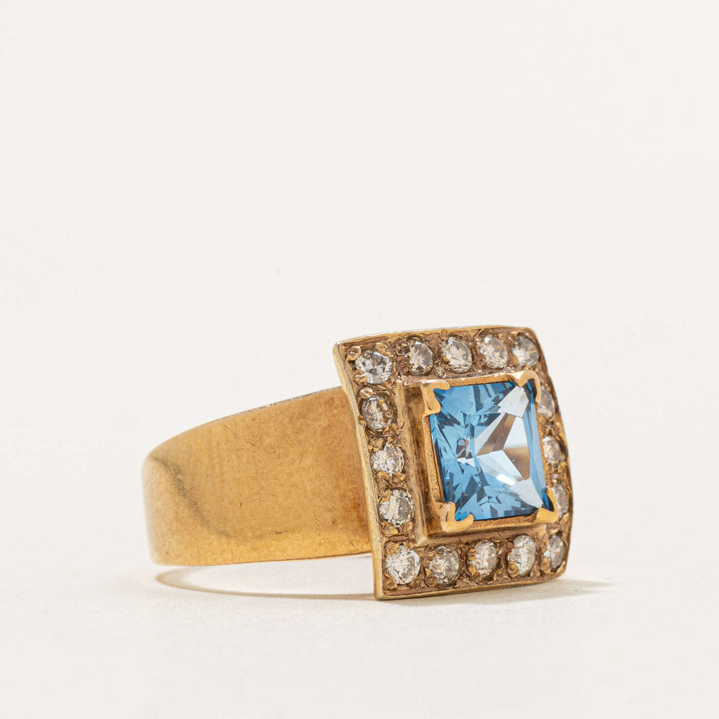 Bague Odesa 2001, spinelle synthétique taille princesse et halo de diamants | 2,0 ct, 0,48 ct au total | Taille 8,5